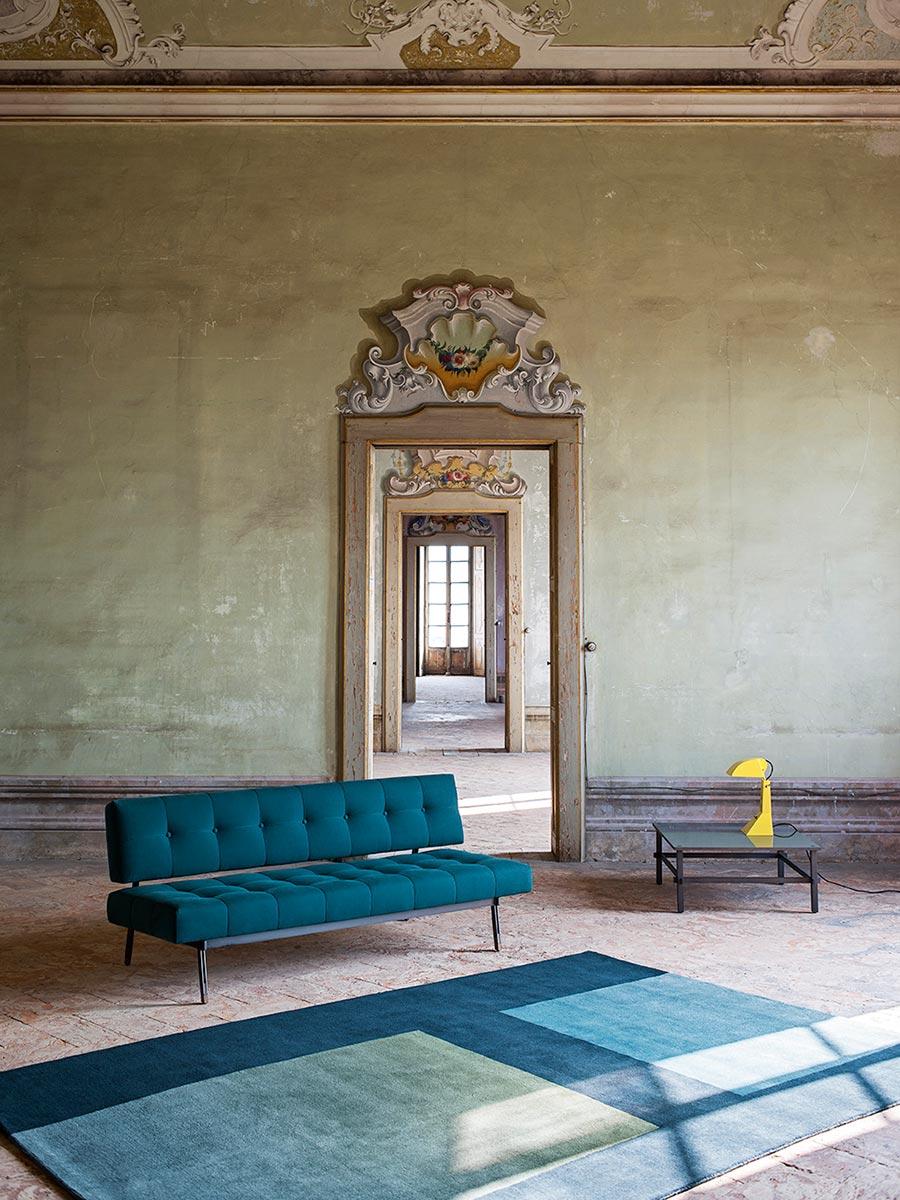 A re-edition of the legendary Model 872, designed by Gianfranco Frattini in 1957, the Oliver sofa embodies the inseparable fusion of form and material in the renowned Italian designer’s aesthetic concept. The visual lightness of the solid structure