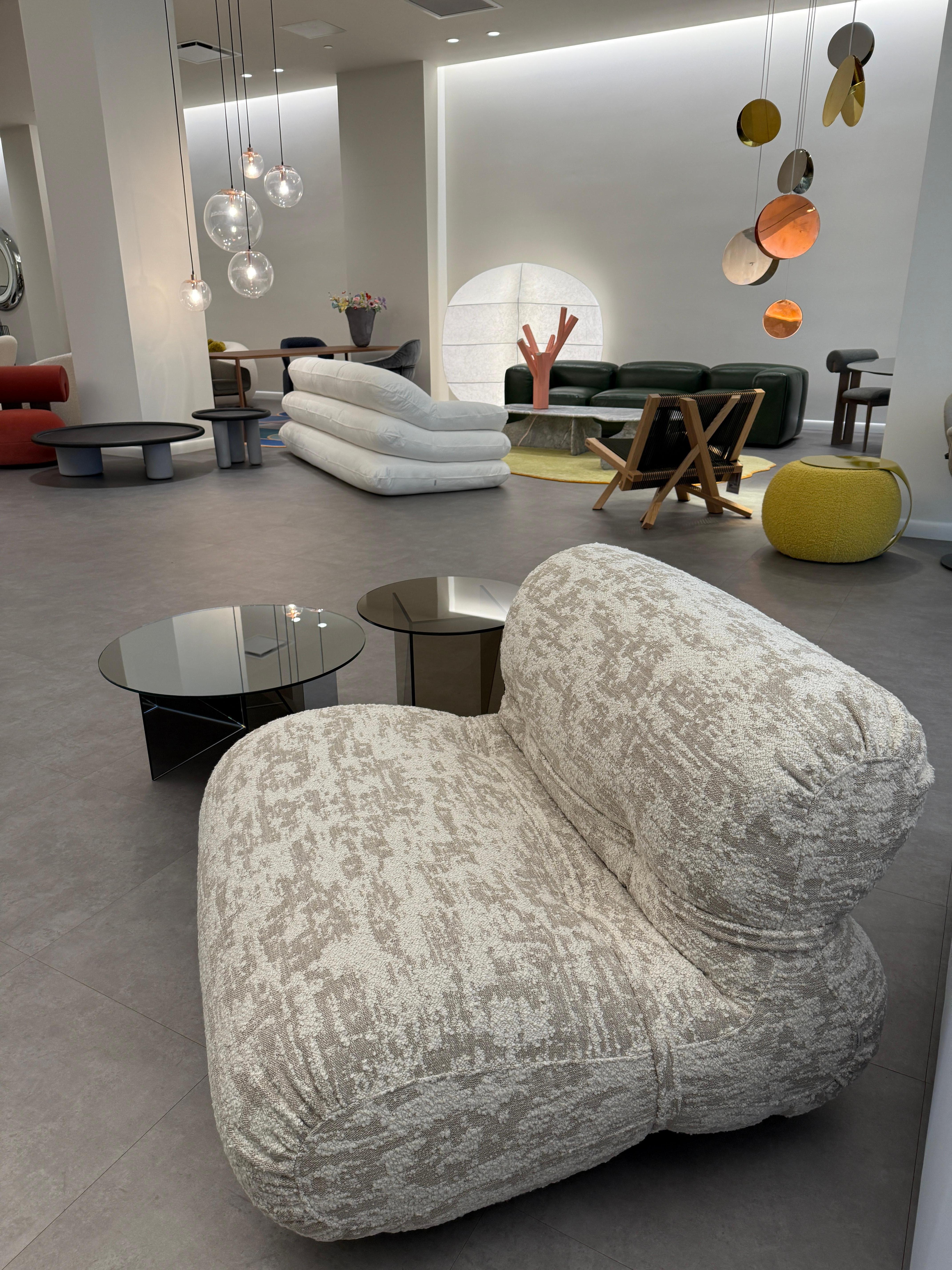 Chaise longue Tacchini Orsola

Tissu : timon 01 cat. AT&T
Finition du cadre : chrome T23

Rondeur et confort. Tradition et innovation. Ce sont les mots-clés d'Orsola, conçu en 1970 par Gastone Rinaldi. La nouvelle édition reste fidèle à l'esprit
