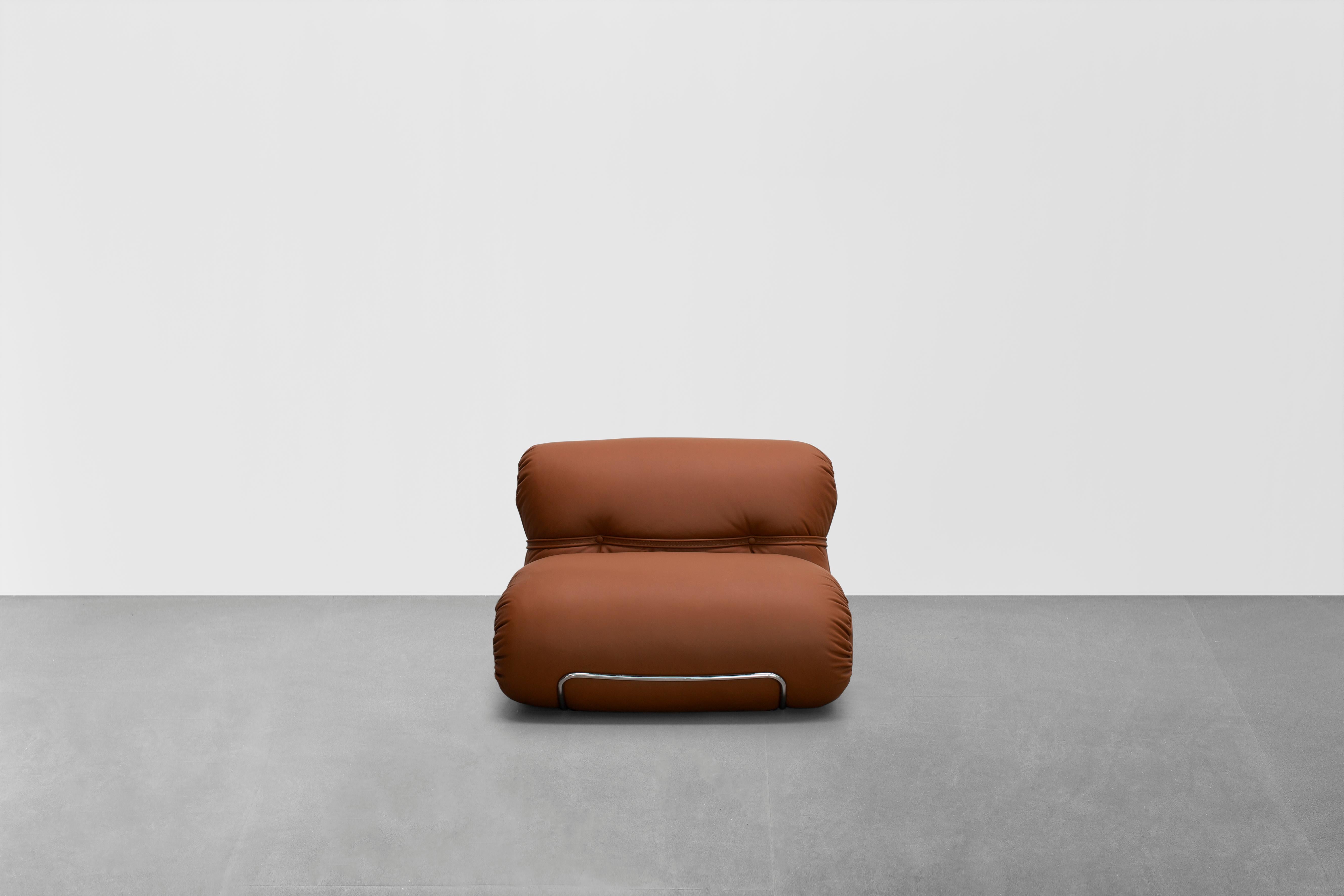 Italian Customizable Tacchini Orsola Lounge Chair Designed by Gastone Rinaldi in COM For Sale