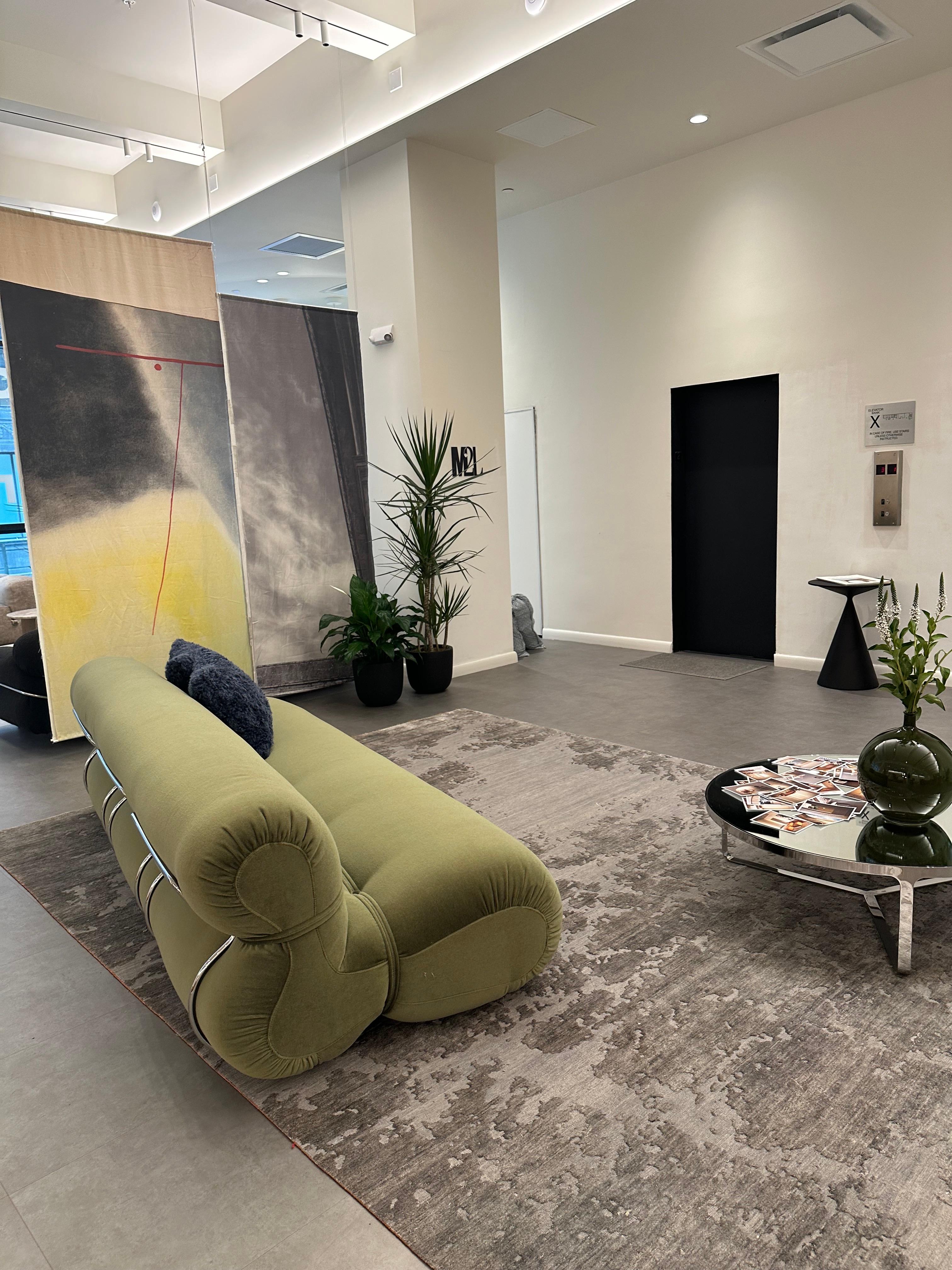 FABRIC CAT.SUPER LEATHER MIRABILIS
13
POLISHED CHROMED FRAME T23
Roundness and comfort. Tradition and innovation. These are the keywords of Orsola, designed in 1970 by Gastone Rinaldi. The new edition stays true to its original spirit but