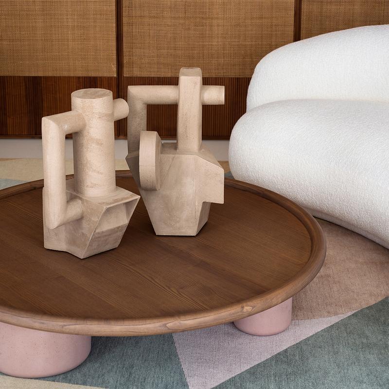 Los jarrones cubistas Pablo y Dora son un homenaje a Pablo Picasso y a Dora Maar, su compañera y musa. Los jarrones de gres engobado marrón, fabricados con la técnica de la cerámica de serpentín, tienen formas geométricas superpuestas que crean un