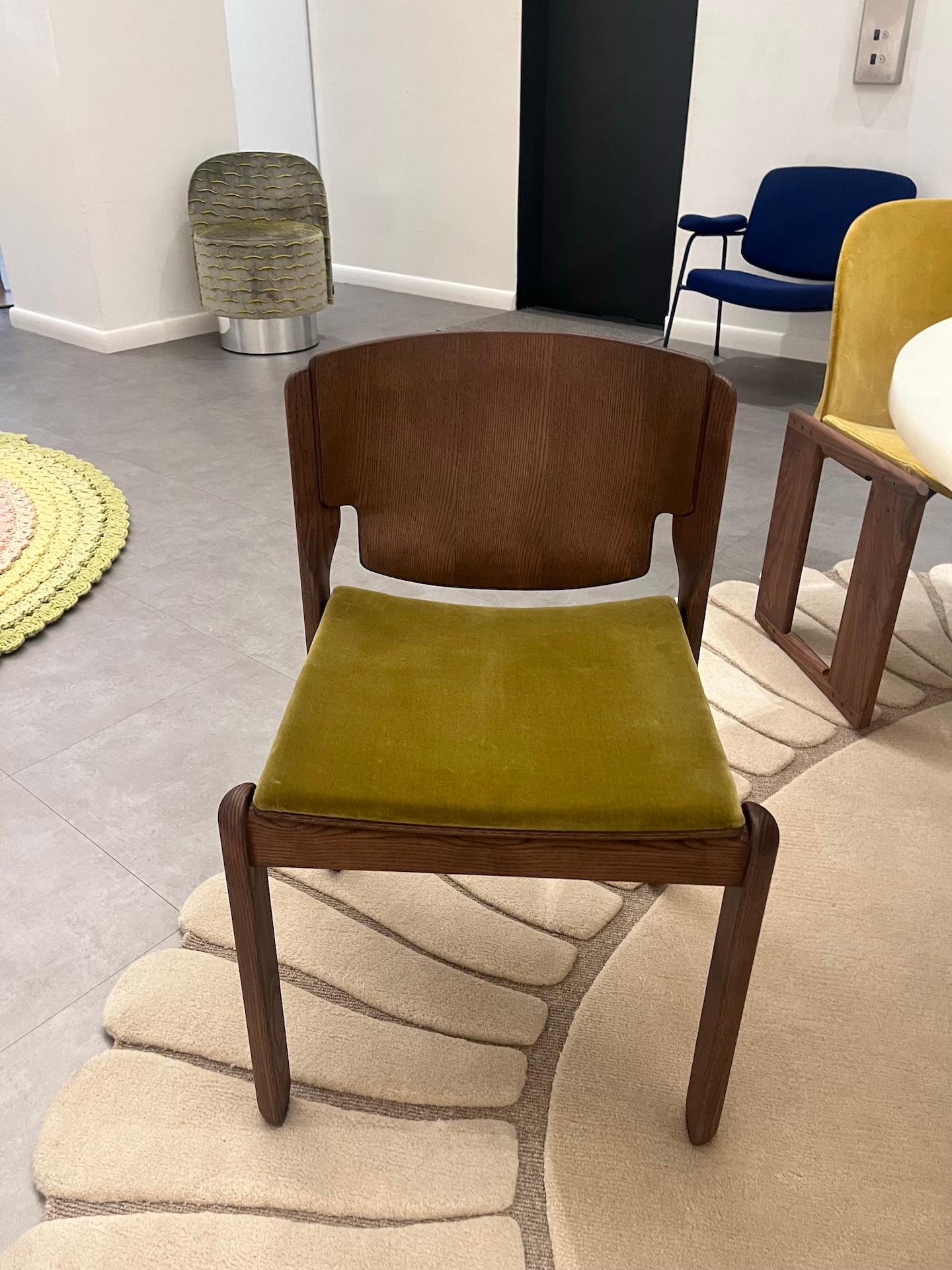 CAT. U - OMBRA 05
WALNUT STAIED T185
WITH INTERLINER FOR CAL 117
PAOLA CHAIR 50X51

Solidity and lightness go together. Rigidity and sweetness meet. Paola is a chair that speaks of tradition and modernity, it is a historic project by Vico