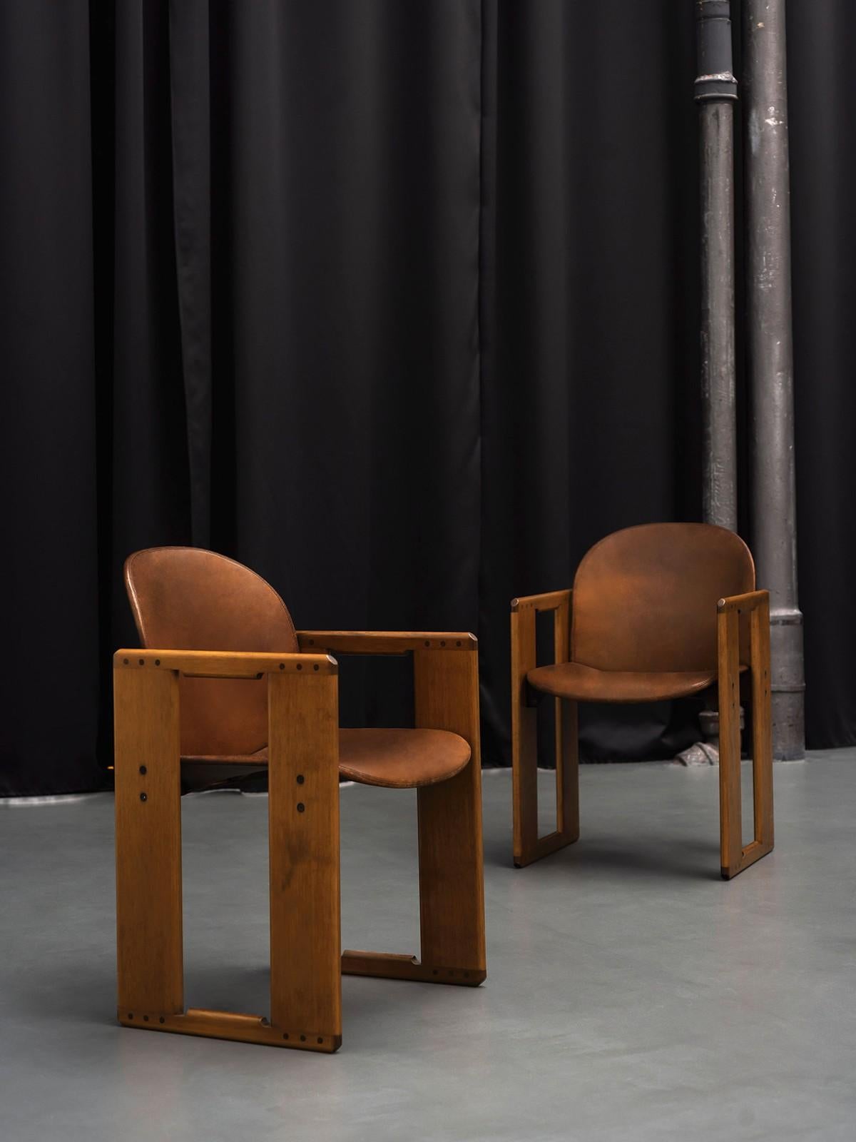 Circular elements fit together in a double circle that evokes the signature of the great master who designed it. Twin legs, created by the intersection of two cylinders, extend up to the backrest, to which they are linked by a thin metal ring that