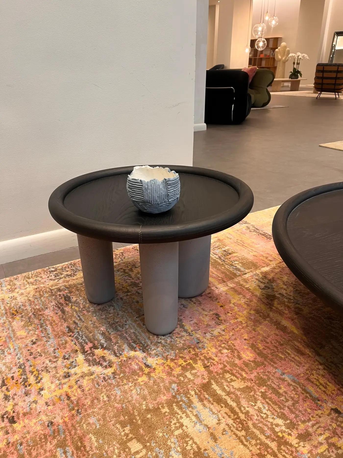 en STOCK

Conçues par Studiopepe, les tables basses Pluto présentent essentiellement des formes sculpturales et des détails audacieux qui rappellent le cubisme. Disponibles en deux tailles, les tables basses se composent d'un plateau en bois massif