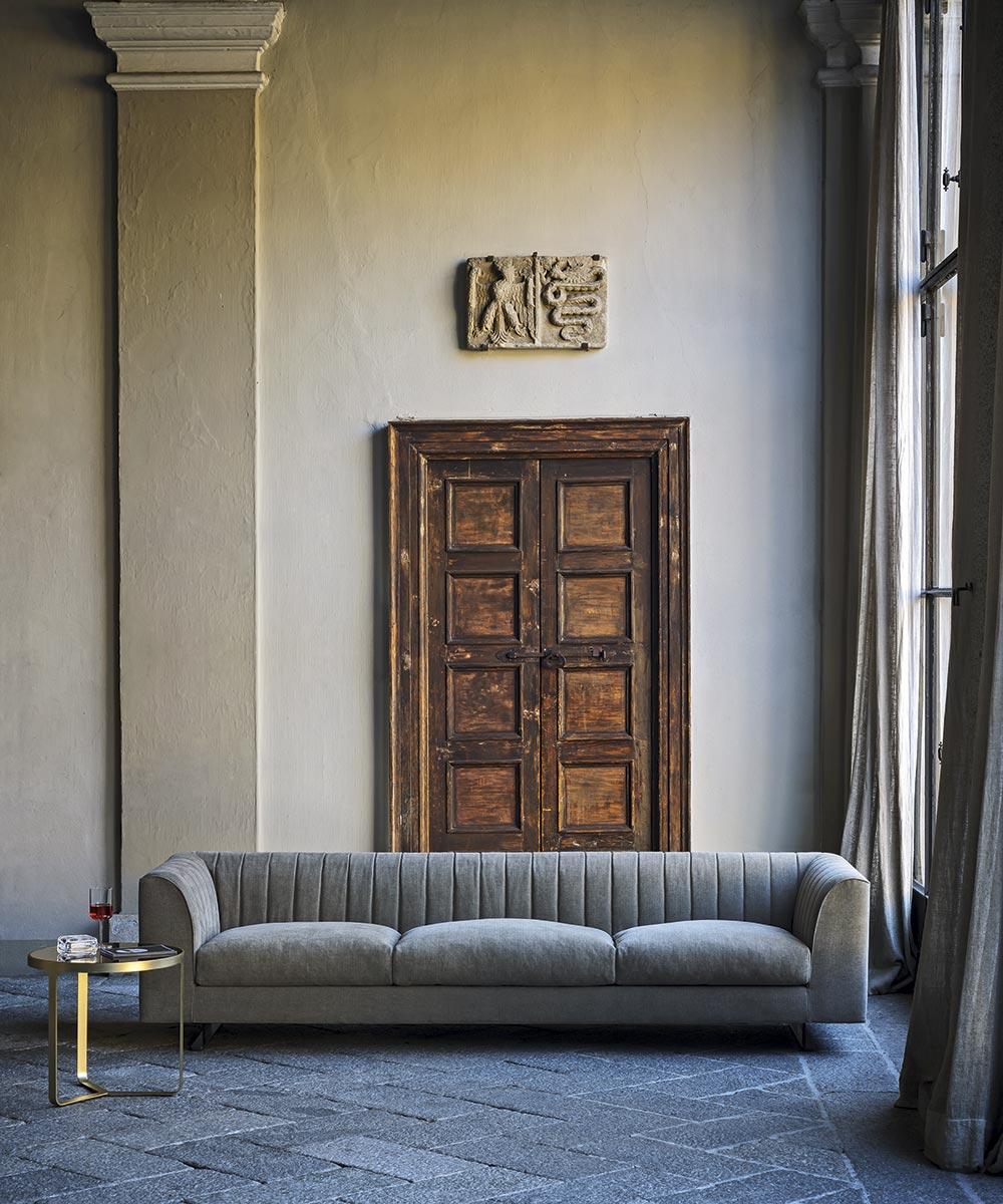 italien Tacchini matelassé élégant canapé personnalisable conçu par Pearson Lloyd en vente