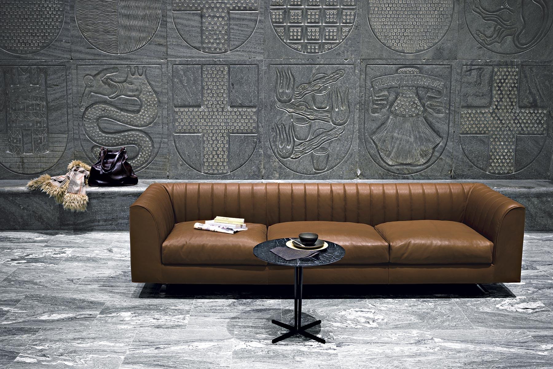 Tacchini matelassé élégant canapé personnalisable conçu par Pearson Lloyd Neuf - En vente à New York, NY