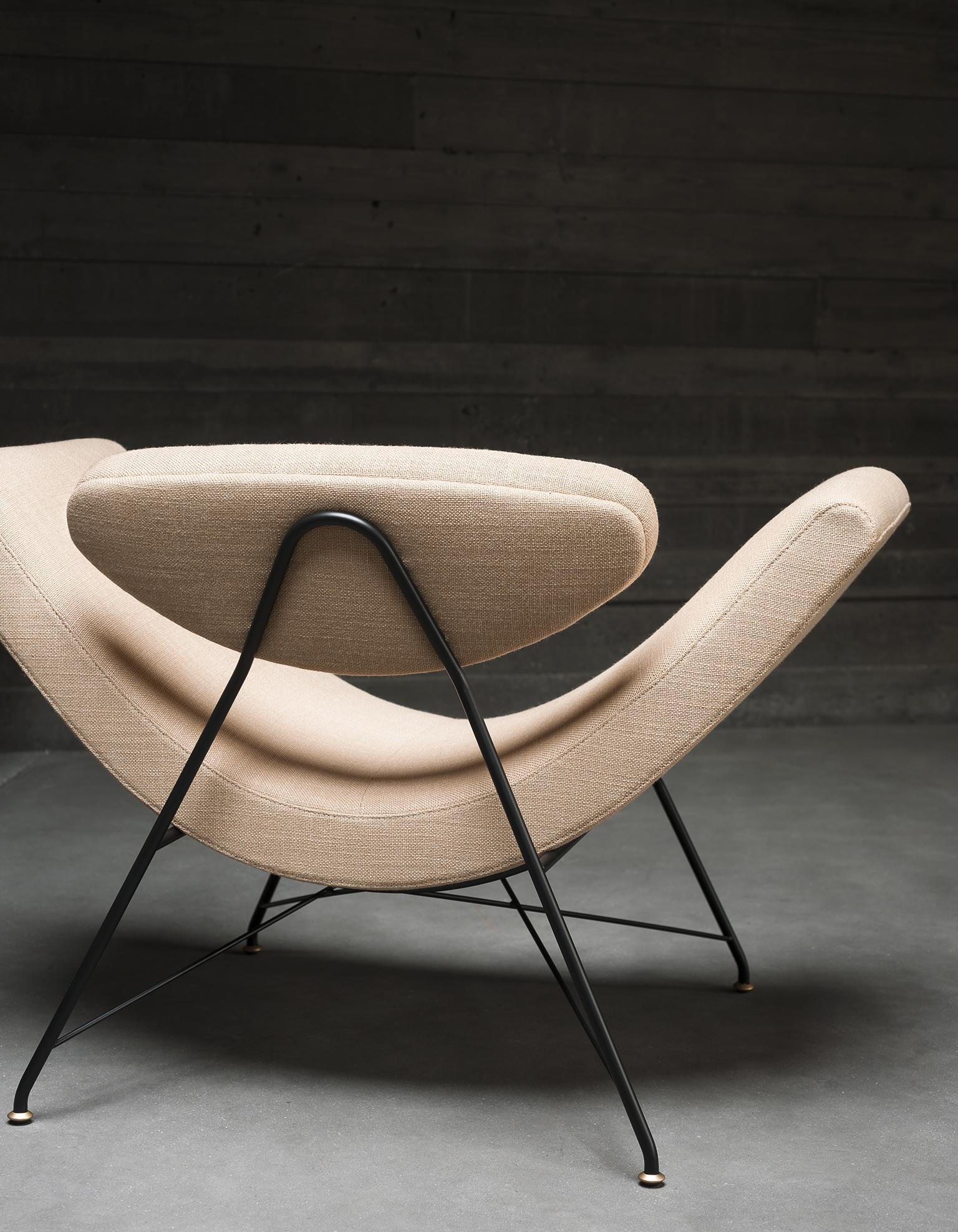 Fruit of the creative genius of the architect and designer Martin Eisler, Reversível is an historic piece of Carioca design, and Tacchini fell in love with its incredibly innovative style. With the simplicity of its lines and movement, this armchair