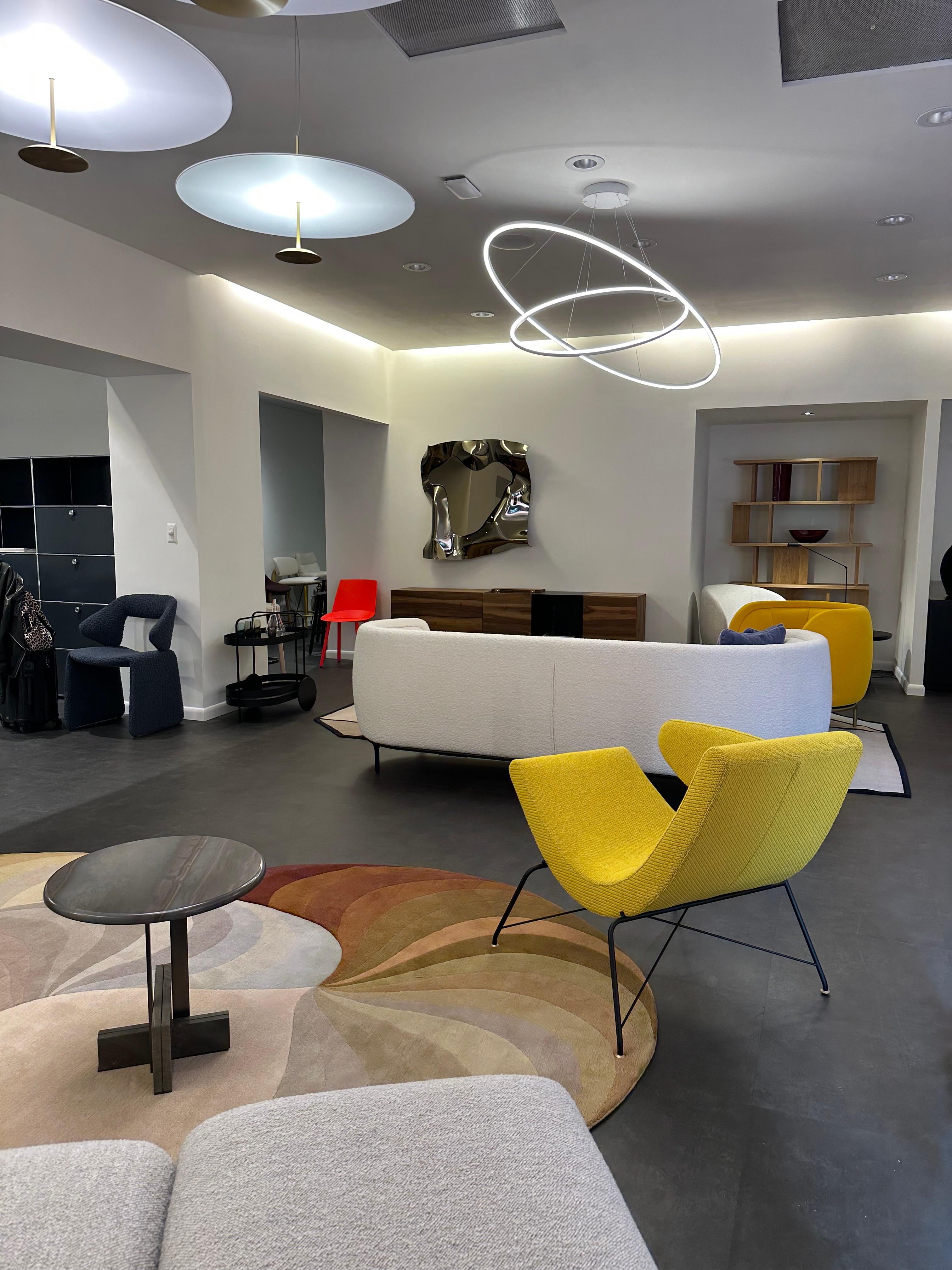 Tapissé  dans Coda de Kvadrat 464480 410.

Fruit du génie créatif de l'architecte et designer Martin Eisler, Reversível est une pièce historique du design carioca, et Tacchini est tombé amoureux de son style incroyablement innovant. Avec la