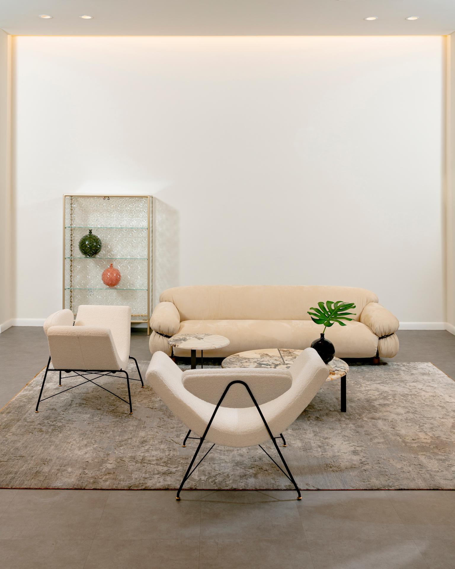 upholstered in Dedar karakorum Ivory
Fruit of the creative genius of the architect and designer Martin Eisler, Reversível is an historic piece of Carioca design, and Tacchini fell in love with its incredibly innovative style. With the simplicity of