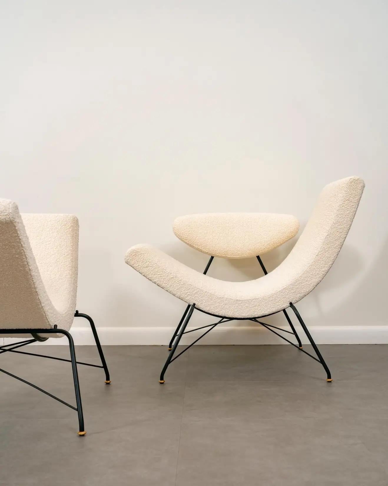 upholstered in Dedar karakorum Ivory
Fruit of the creative genius of the architect and designer Martin Eisler, Reversível is an historic piece of Carioca design, and Tacchini fell in love with its incredibly innovative style. With the simplicity of