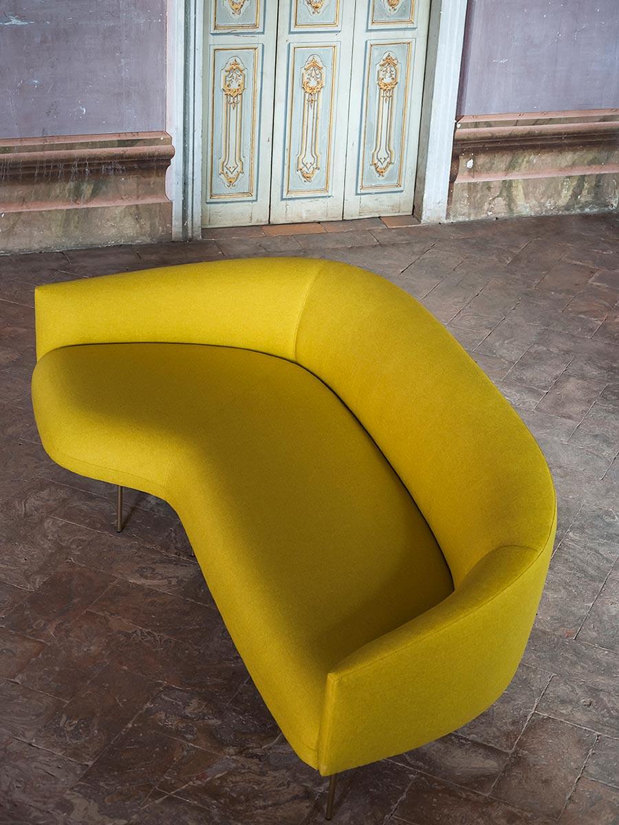 Maßgefertigtes Tacchini Roma-Sofa, entworfen von Jonas Wagell im Zustand „Neu“ im Angebot in New York, NY