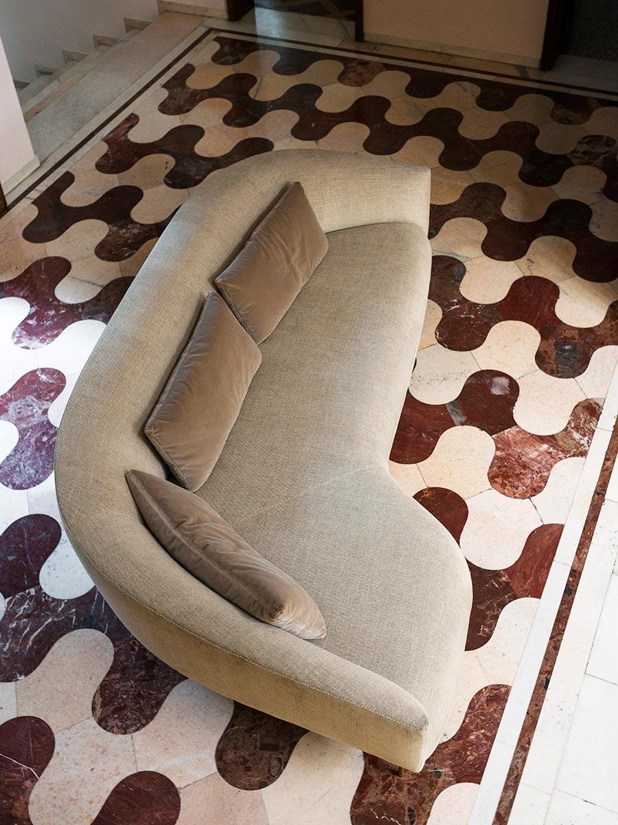 Maßgefertigtes Tacchini Roma-Sofa, entworfen von Jonas Wagell im Angebot 1