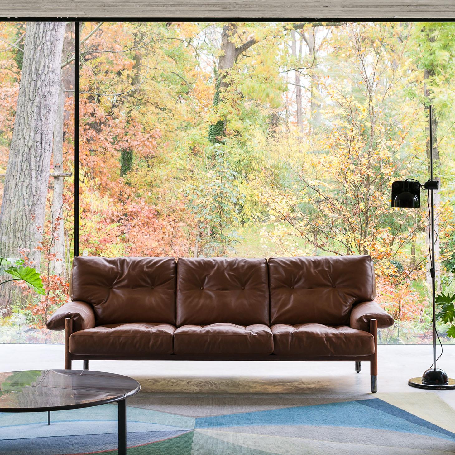 Preis für den Stoff

Sella ist von dem gleichnamigen Sessel inspiriert, der 1966 von dem berühmten italienischen Architekten Carlo de Carli entworfen wurde. Das sehr elegante Sofa wird aus den besten Materialien hergestellt: Nussbaumholz, elegante