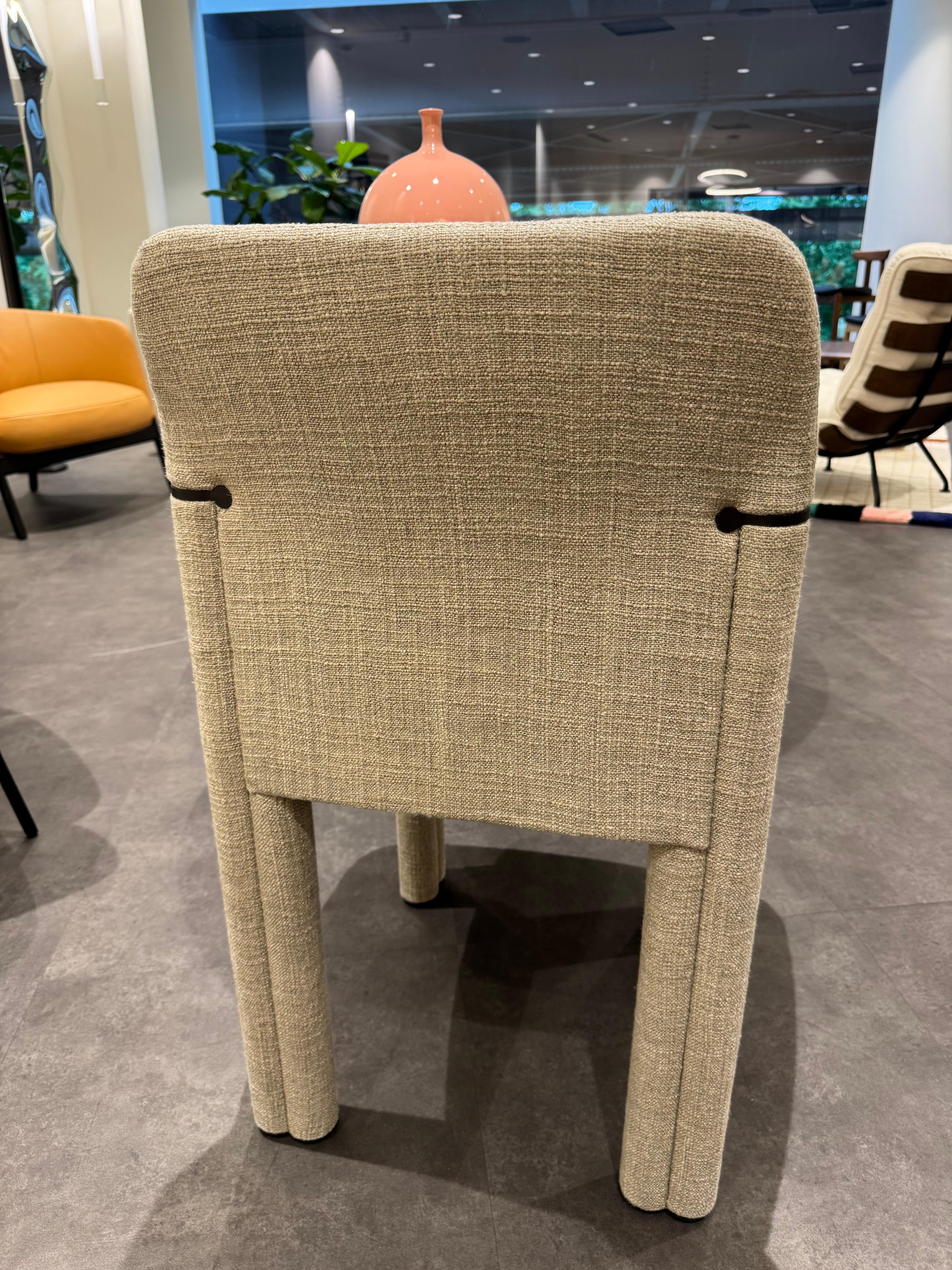 SEDIA SEMPRONIA 50x53
CAT. V - VITE 03
ANELLI IN NICHEL NERO OPACO T148 CON
INTERLINER CAL117
Gli elementi circolari si uniscono in un doppio cerchio che evoca la firma del grande maestro che lo ha progettato. Le gambe gemelle, create