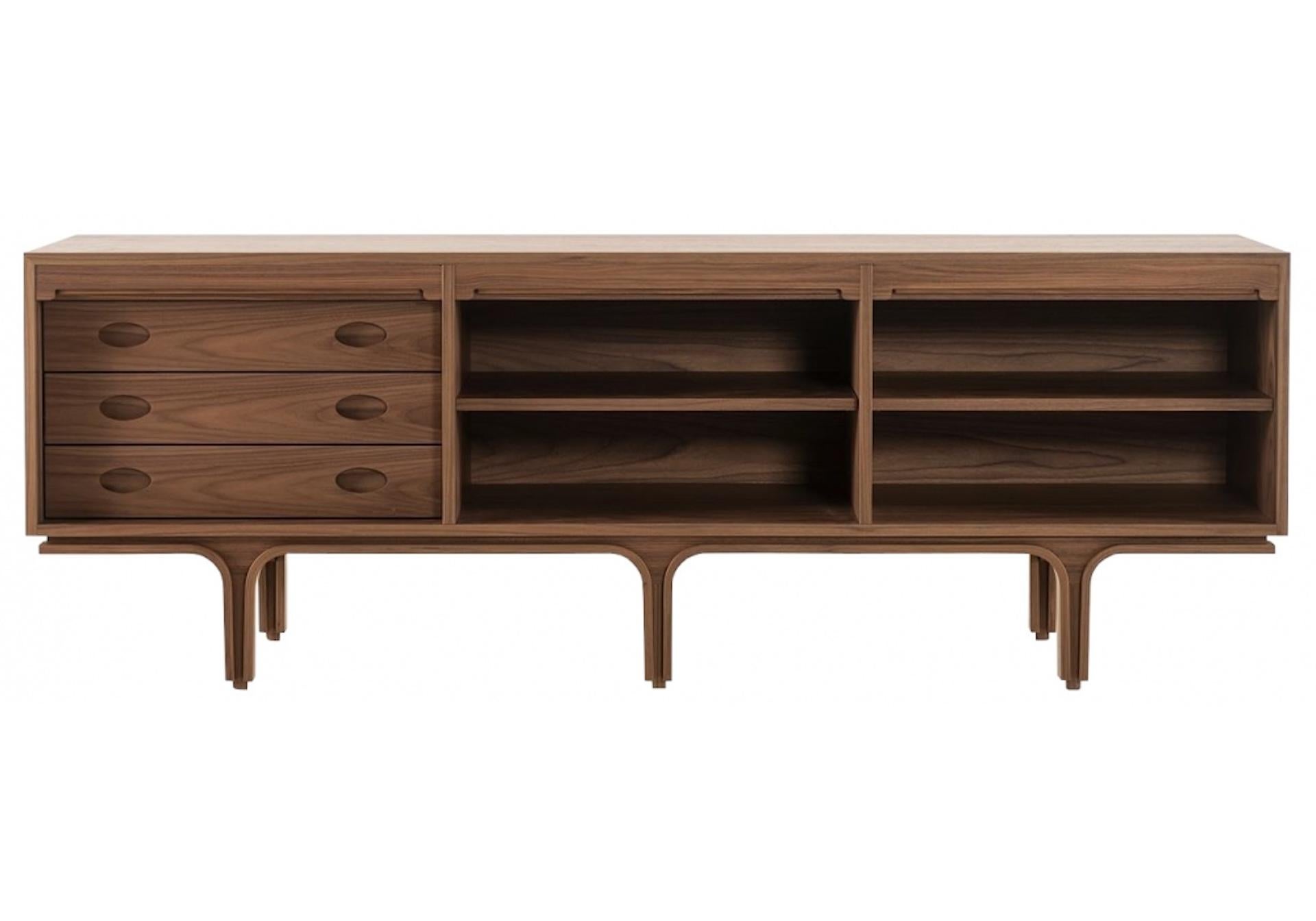 Serie 500/3 : buffet à trois éléments avec volets et tiroirs dans le compartiment gauche ; étagères en verre ou en bois disponibles en option.

Tablette en bois en option ou tablette en verre en option - supplémentaire

Série 500/4 : buffet en