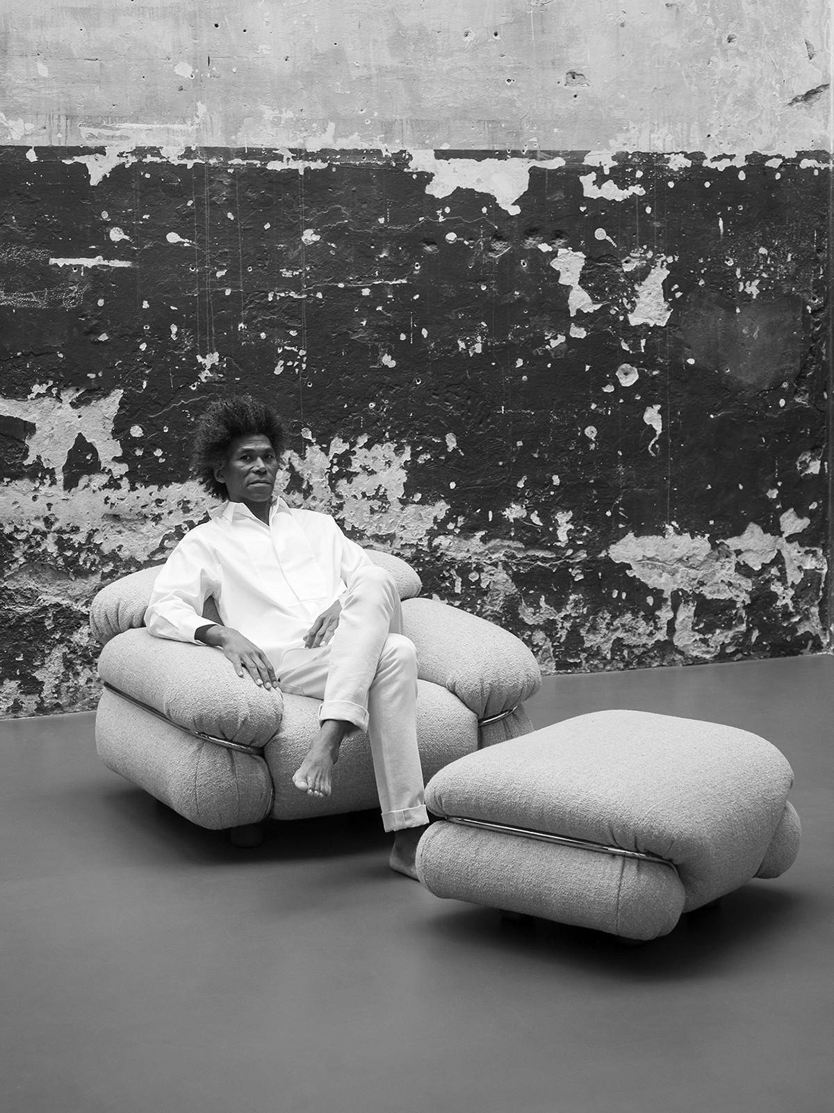 An icon of Italian design in the 1970s, the Sesann collection by Gianfranco Frattini was part of a new vision of contemporary living in which ergonomics were adapted to social change, ushering in a way of sitting that is more relaxed and less