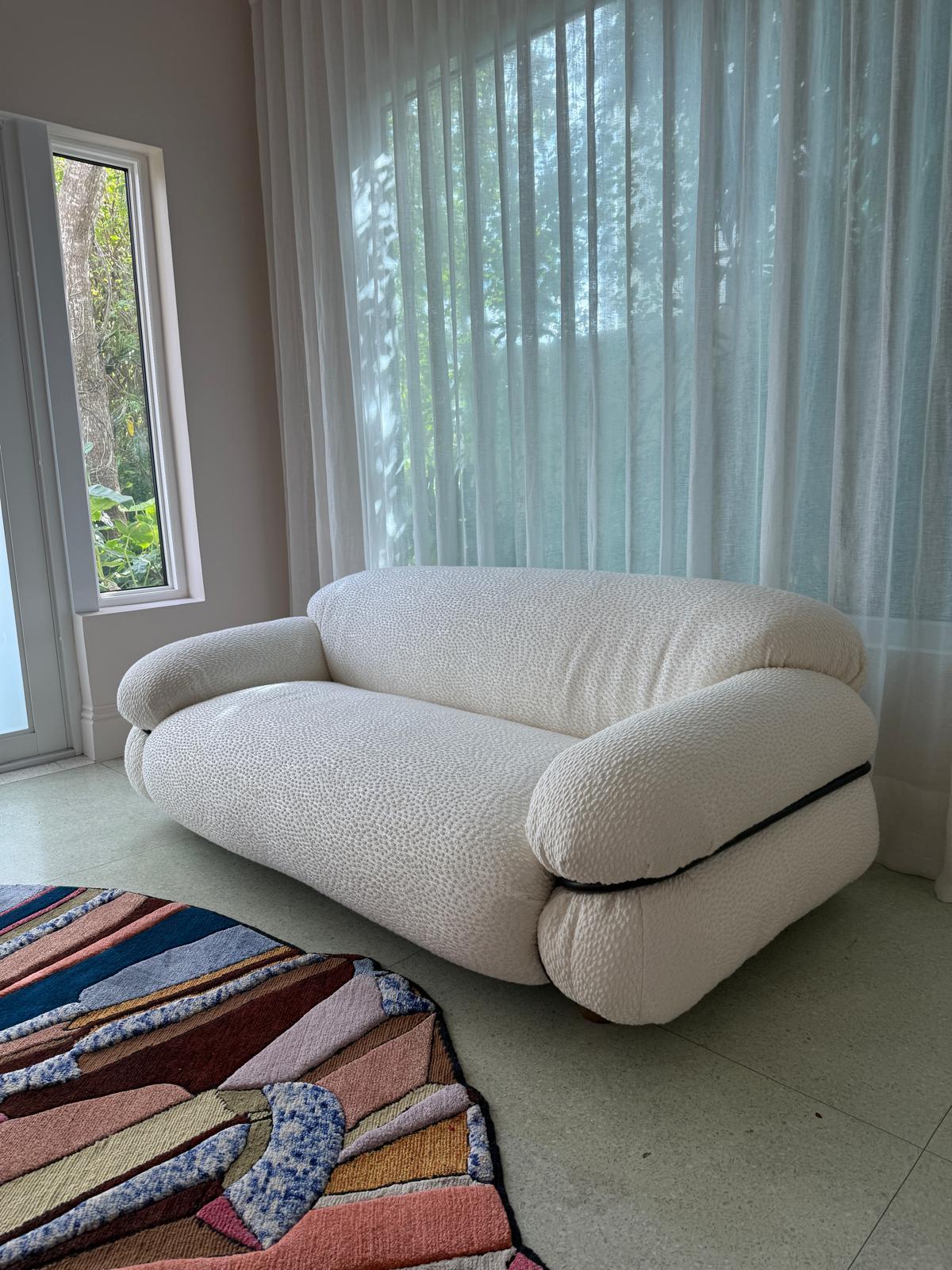 Canapé Sesann 180cm
Mays Color 01 - Cat. M
Cadre T07 peint en noir
Noyer T43 Pieds

Réédition d'un design historique de Gianfranco Frattini, Sesann est une collection de canapés et de fauteuils aux formes douces et accueillantes qui évoquent des