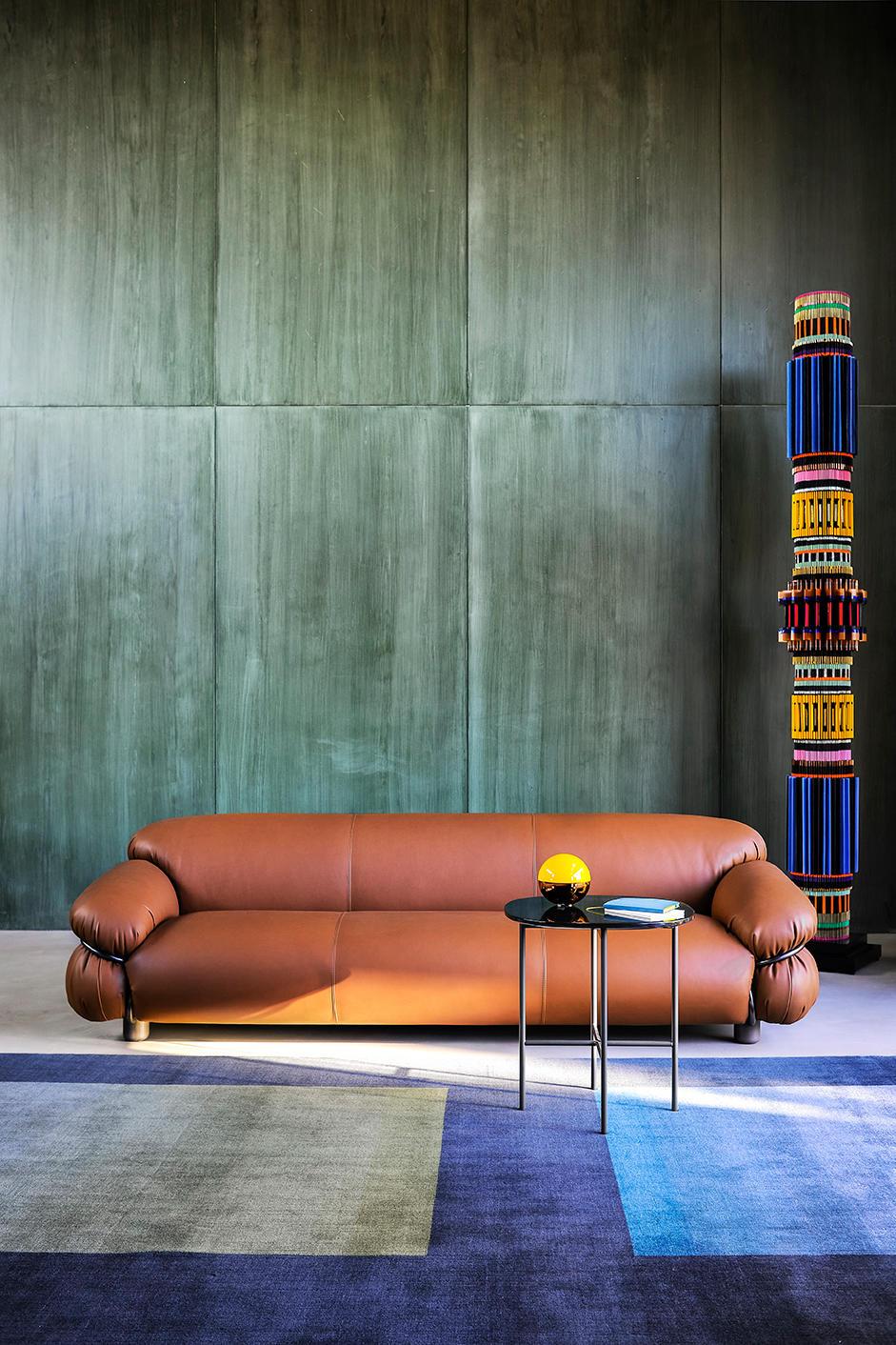 Réédition d'un dessin historique de Gianfranco Frattini, Sesann est une collection de canapés et de fauteuils aux formes douces et accueillantes qui évoquent des sentiments de chaleur et de sensualité, grâce à la structure métallique tubulaire, qui