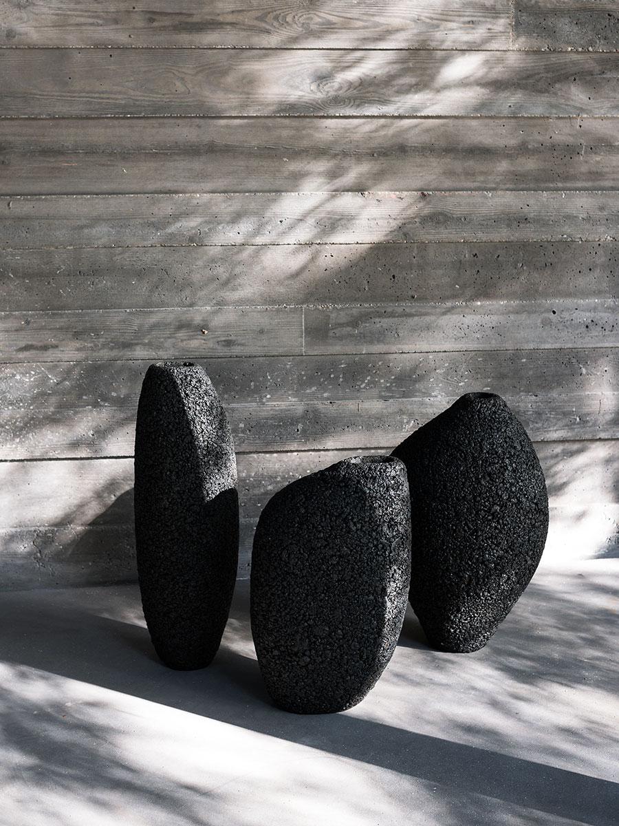 XXIe siècle et contemporain Tacchini Set of Three Brown Mantiqueira Vases Design by Domingos Tótora en vente