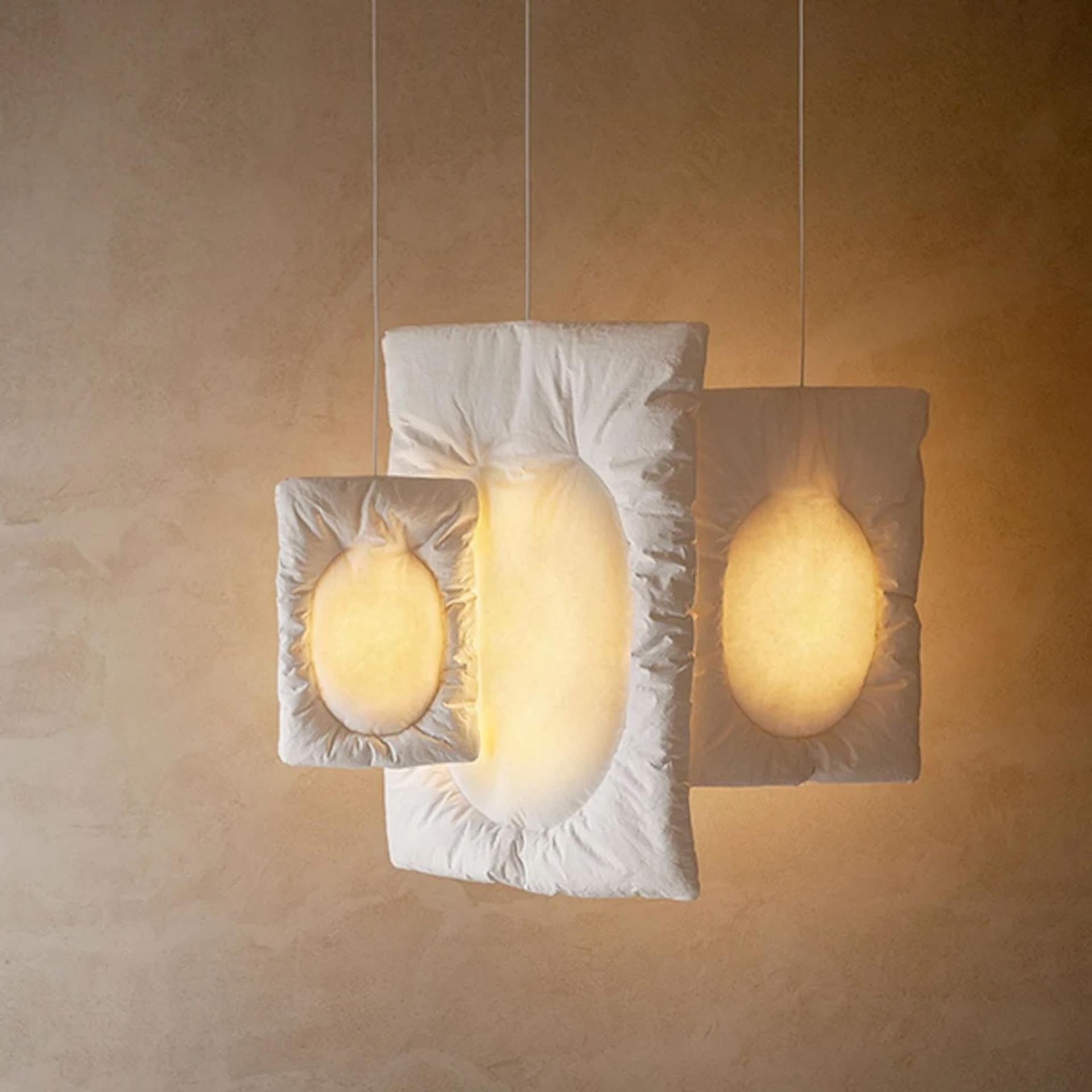 Lampada a sospensione in tre dimensioni realizzata in fibre naturali e carta.
Lunar form A è una costellazione di luci luminose e accartocciabili progettata da Faye Toogood. Questa gamma di luci incarna la giocosa e tattile tassonomia dei materiali