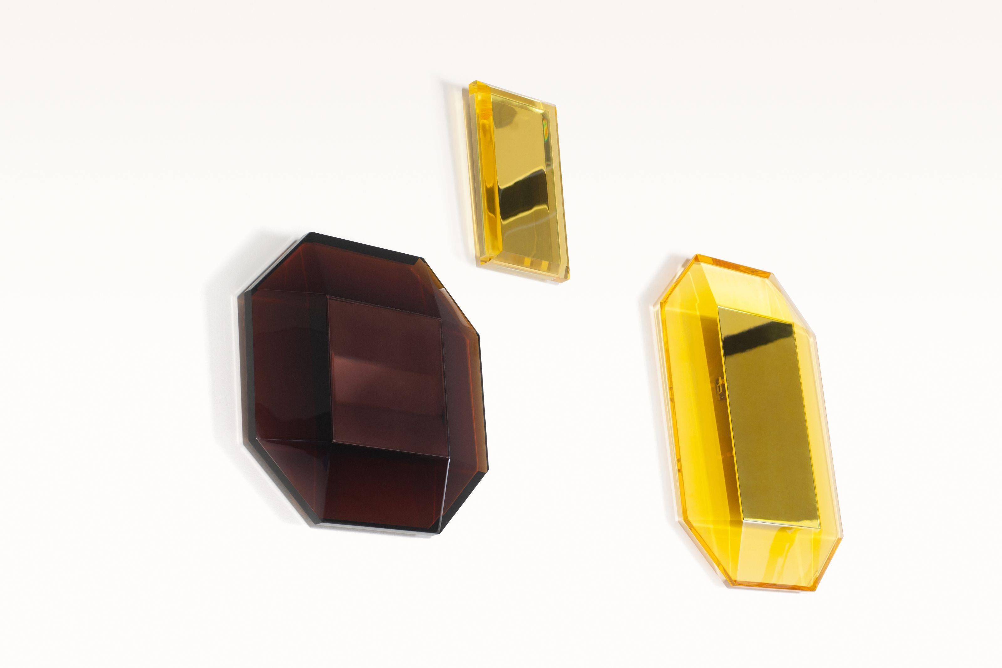 0TCT02  -L 50 P 7 H 50 cm
0TCT01  - L 50 P 7 H 70 cm
0TCT03 - L 21 P 6 H 37 cm

Tact & Trace
Designed by Objects of Common Interest
The Tact & Trace mirrors evoke the fragile and fleeting beauty of memory through a tactile reflection reminiscent of