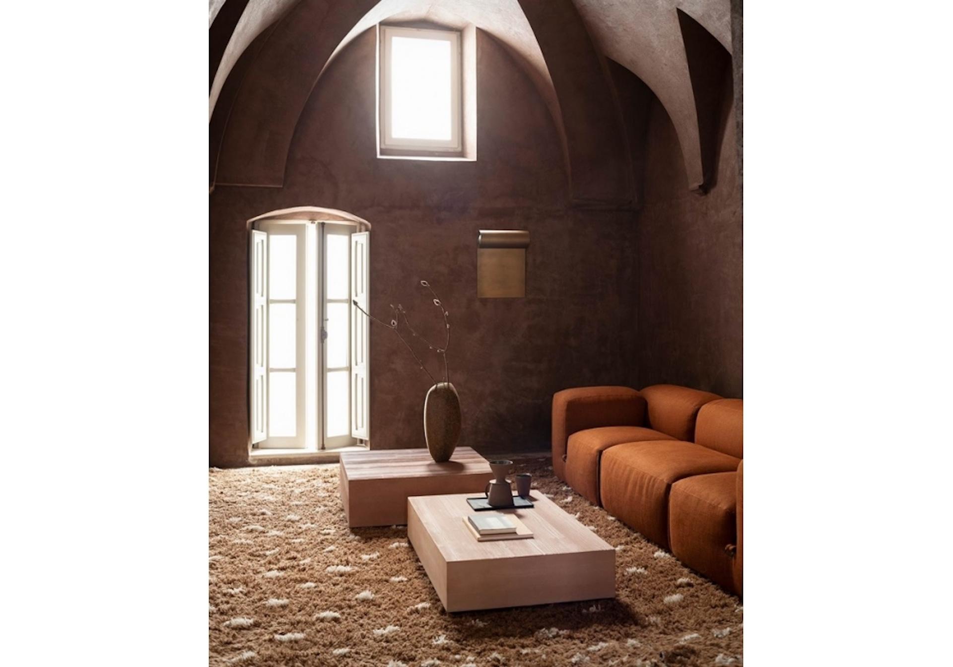 Tavolo basso in due dimensioni e altezze, realizzato in cemento alleggerito con texture Wood.
Disponibile nei colori polvere (rettangolare) e terra (quadrato).
Due elementi d'arredo di puro materiale. Due blocchi architettonici in perfetta scala. La