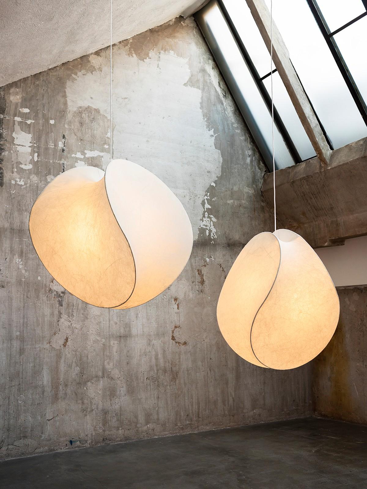 E27 dimmable bulb.
A dense, almost mysterious light is filtered through soft and enveloping materials. Luminosity and transparencies fluctuate, creating repetitions of lights and shadows, solids, and voids. Inspired by Object Art and in particular