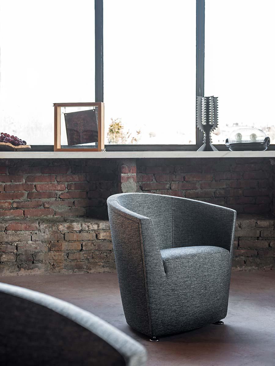 Its name means parenthesis: a simple, effective description of this collection, with its clean, essential, curved lines. The armchair revisits a Classic, cosy shape with the versatility to fit into any setting or composition.
Internal frame: Birch
