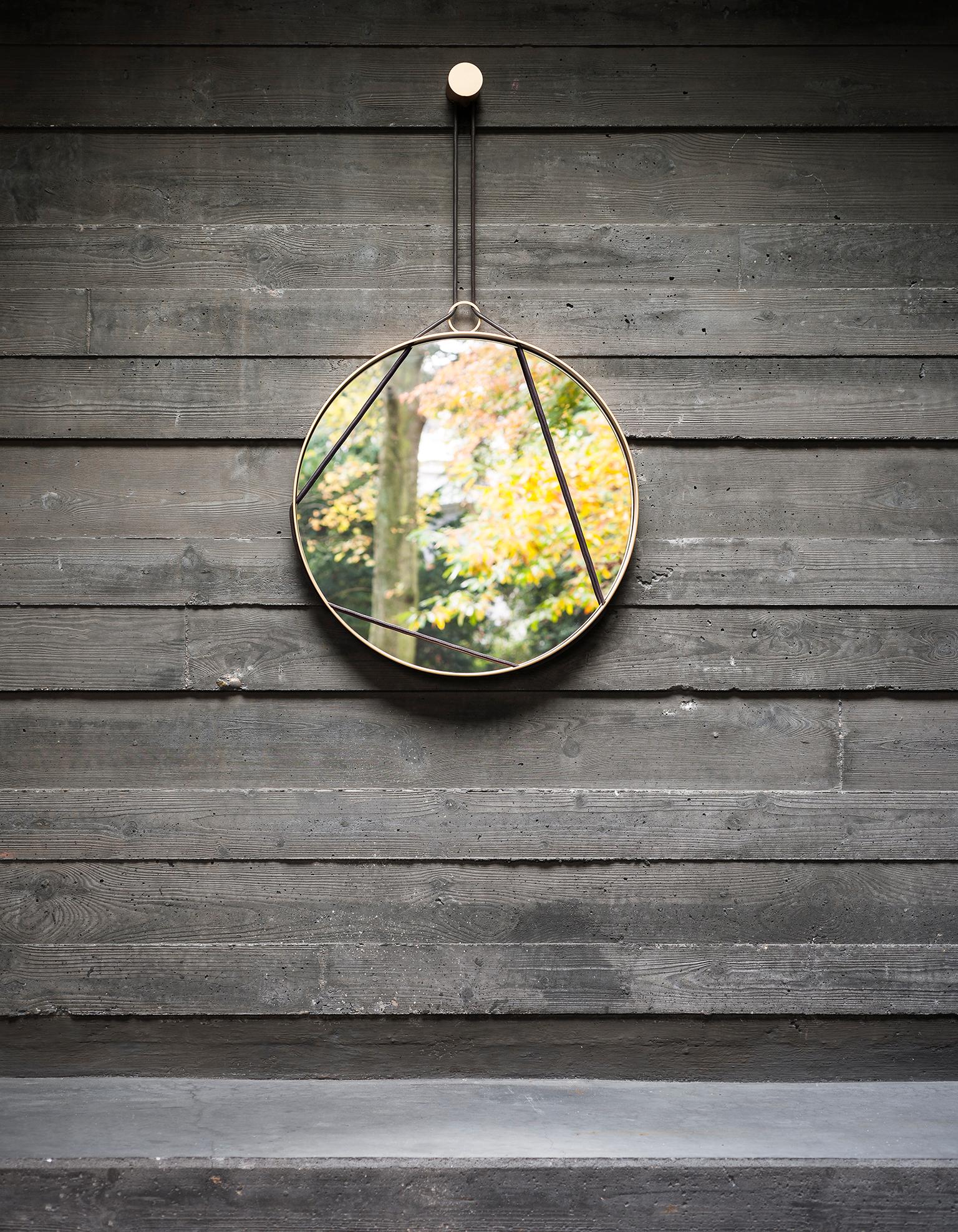 The mirror is an object filled with meaning, an object and, at the same time, a reflection: just like a jewel which is both an ornament and the reflection of a personality. Inspired by this similarity, Giorgio Bonaguro designed the Soleil mirror