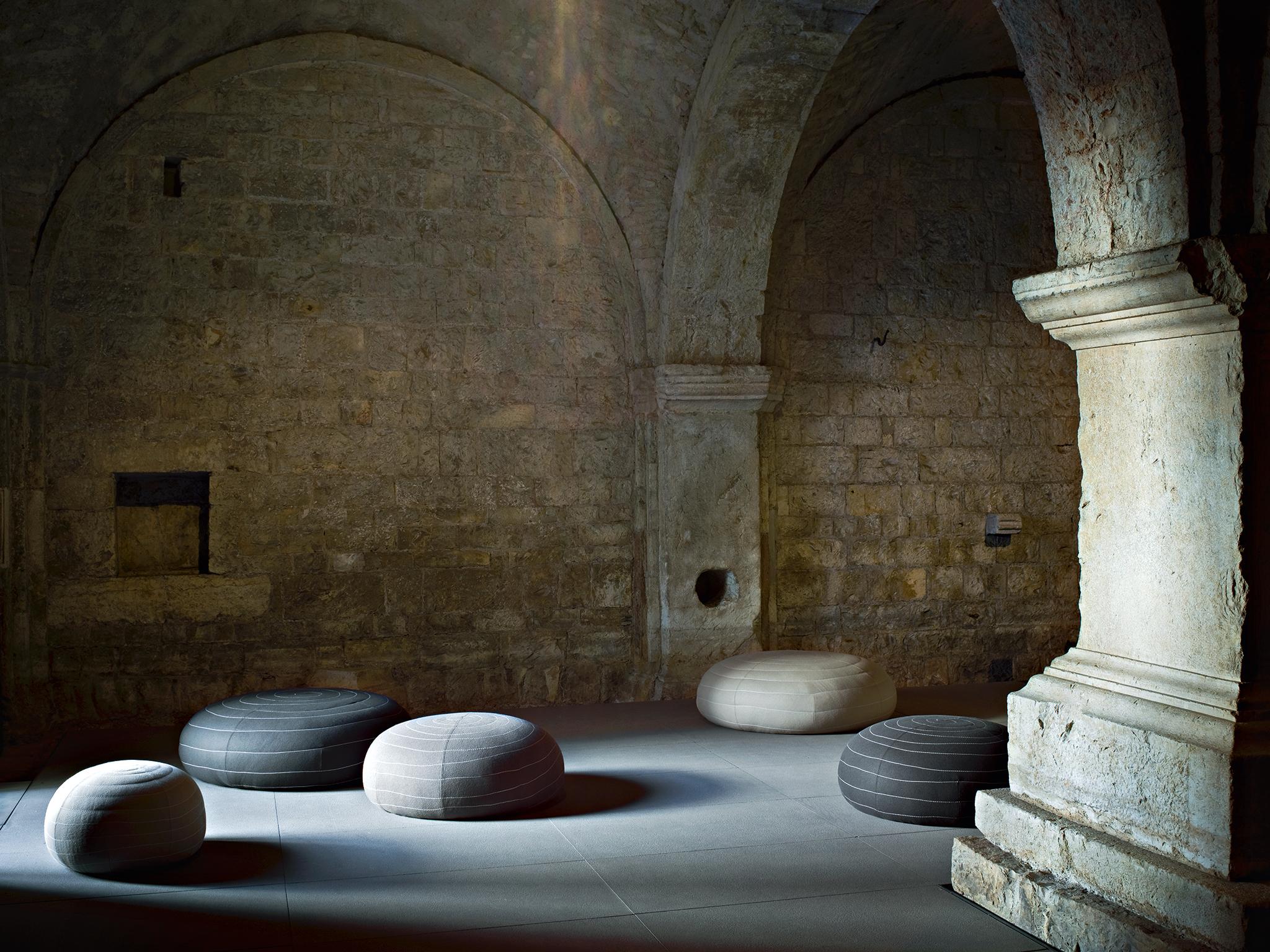 Spin est une famille de poufs qui reprend une technique telle que la couture 