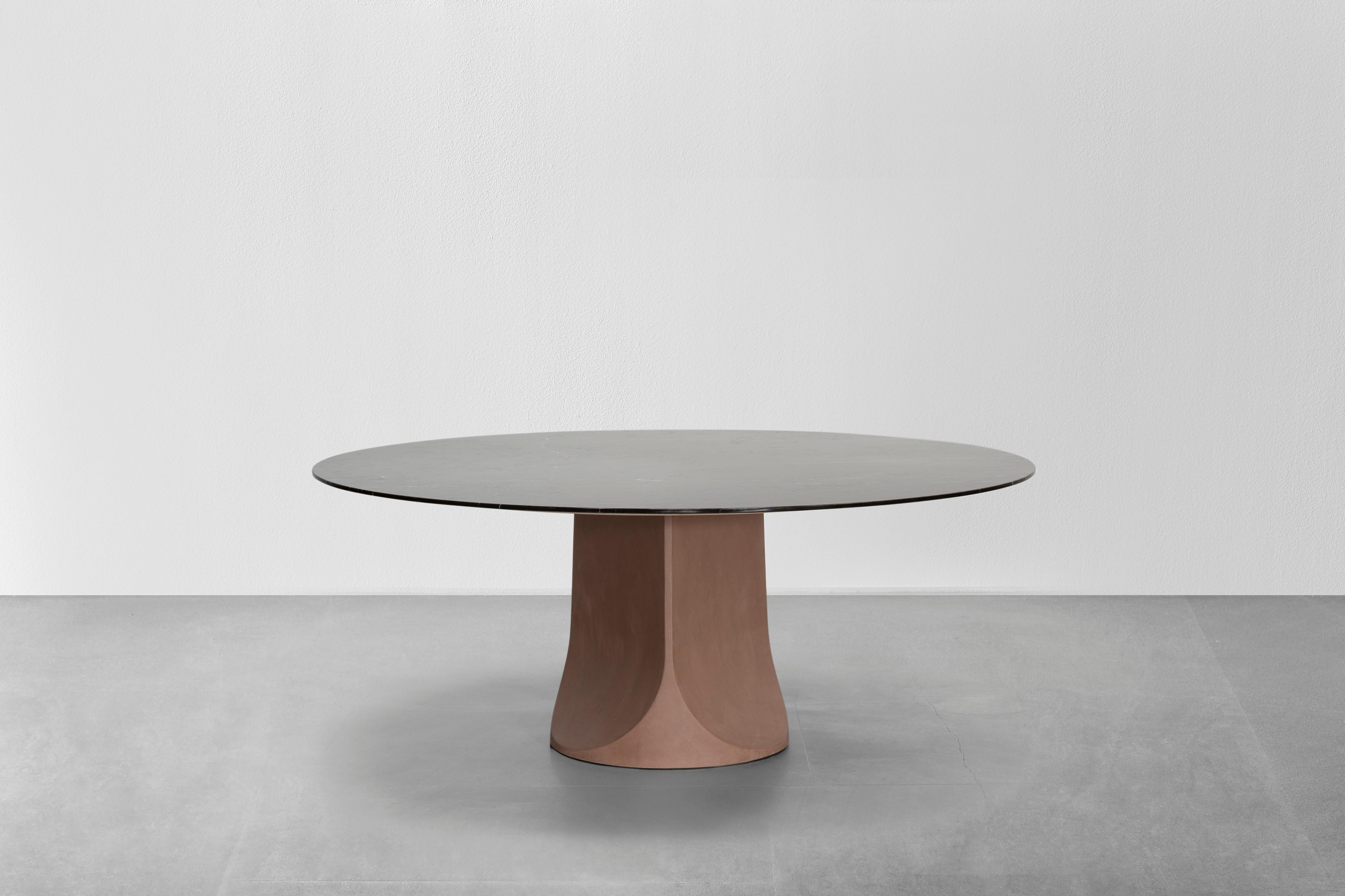 A totem that transforms any room into a temple of conviviality. With Togrul, designer Gordon Guillaumier goes beyond the limits of matter to create a table suitable for homes and contract spaces alike. Available in different sizes, the bases in