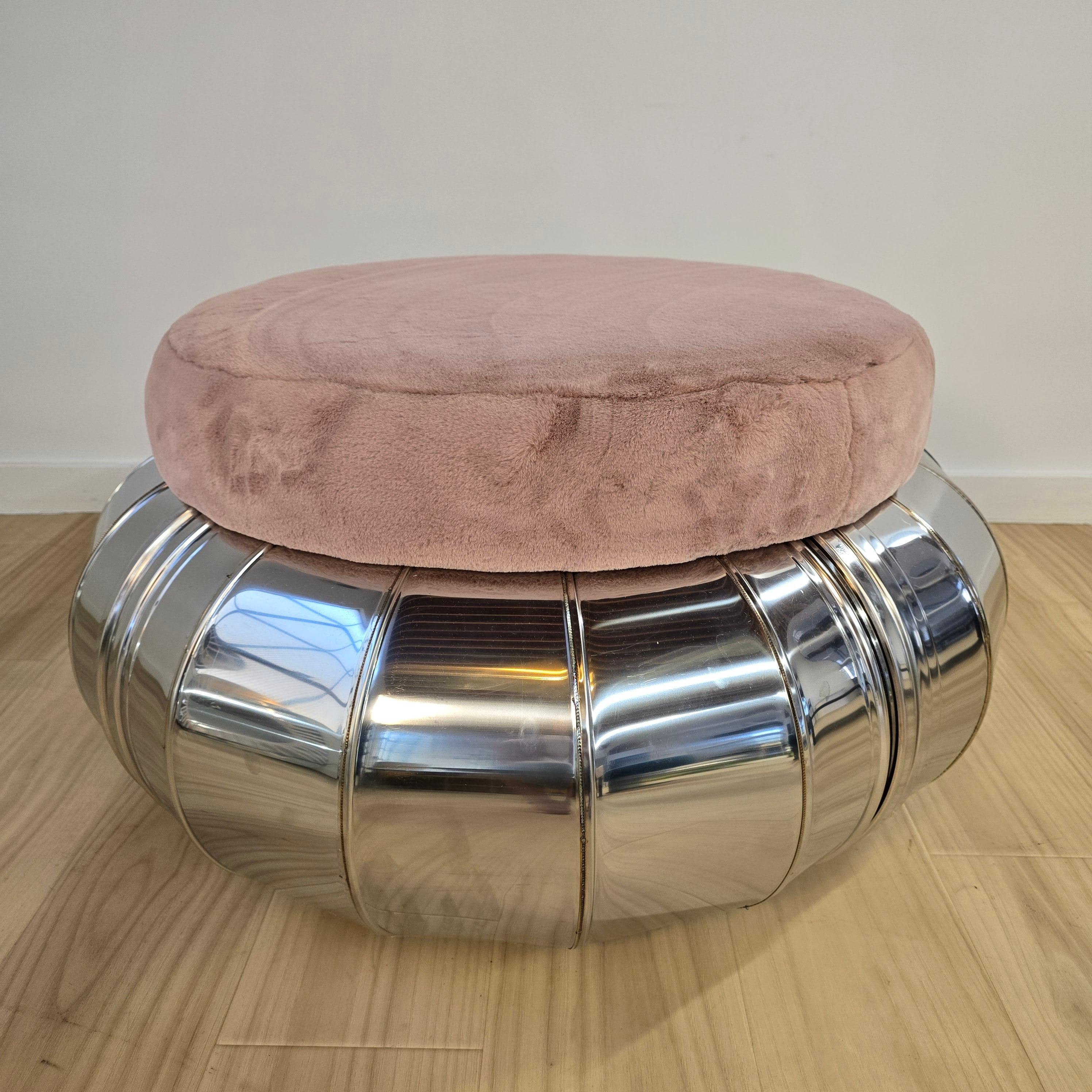 Torus
Conçu par Umberto Bellardi Ricci
Dans les ottomans Torus, les matériaux industriels dialoguent avec un rembourrage doux pour créer un meuble original qui réinvente le concept d'assise avec une approche innovante et expérimentale.

Tapisserie