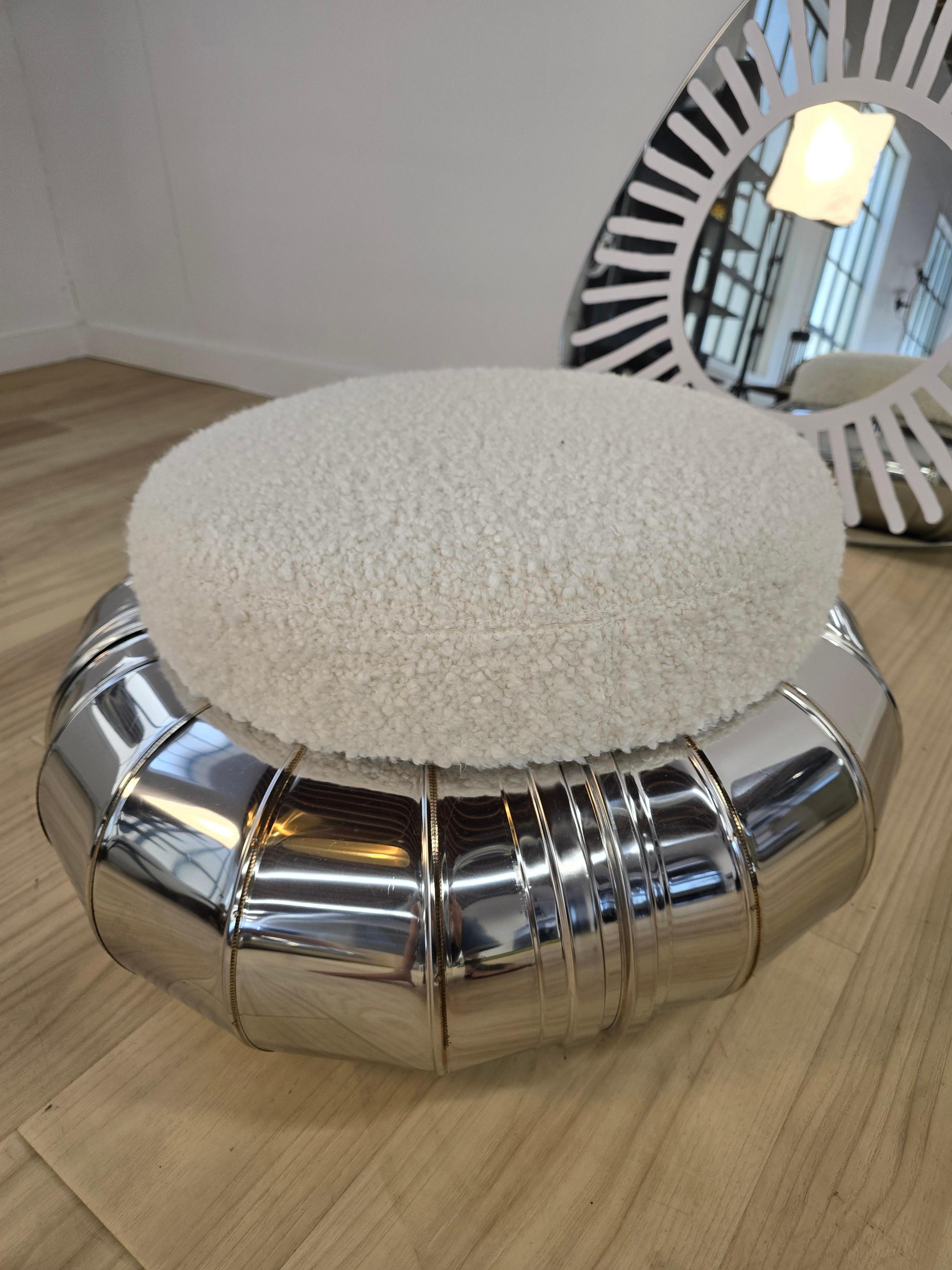 Torus
Conçu par Umberto Bellardi Ricci
Dans les ottomans Torus, les matériaux industriels dialoguent avec un rembourrage doux pour créer un meuble original qui réinvente le concept d'assise avec une approche innovante et expérimentale.

Tapisserie