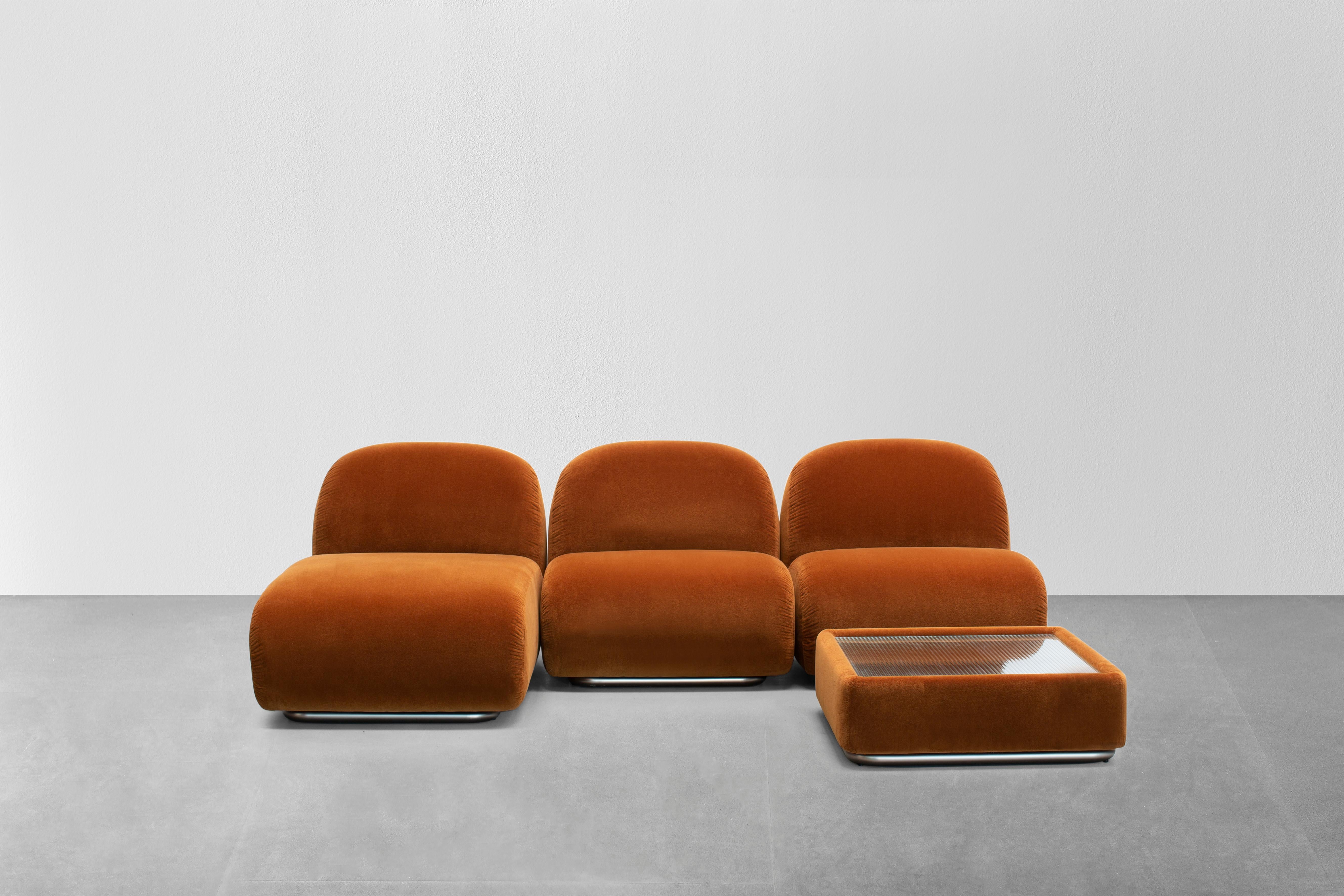 Prix indiqué pour la COM
Le duo de designers libanais David/Nicolas est à l'origine de ce système modulaire composé de fauteuils, de canapés d'angle, de chaises longues et d'ottomans offrant un confort luxueux. Un cadre de support tubulaire -