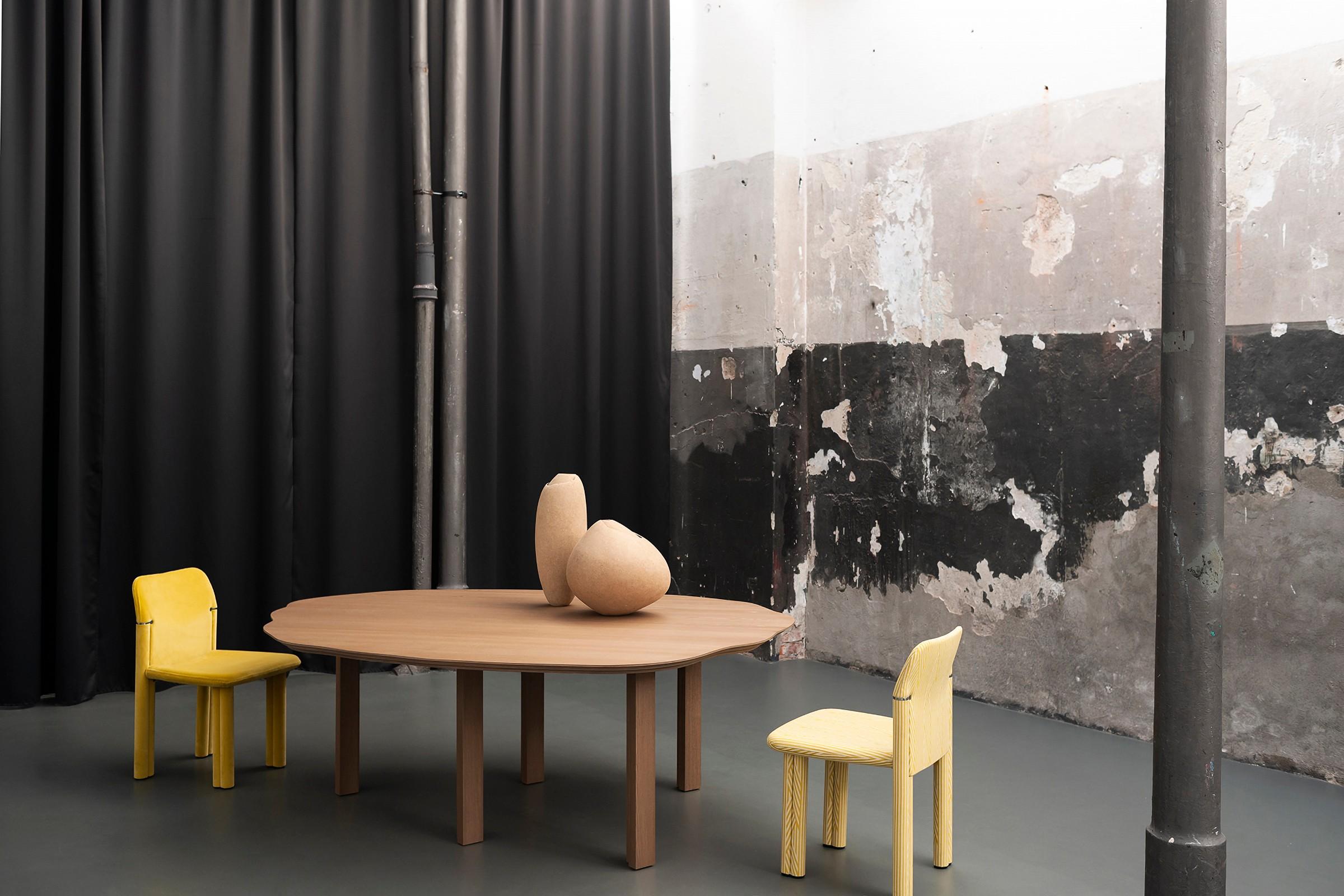 Like “Orpheus” – the marble table born from the creativity of Lorenzo Bini – Parker takes up the indefinite shape of detail of Cy Twombly’s work but finds its own identity in the finishes. Here solid wood becomes the protagonist, suggesting the