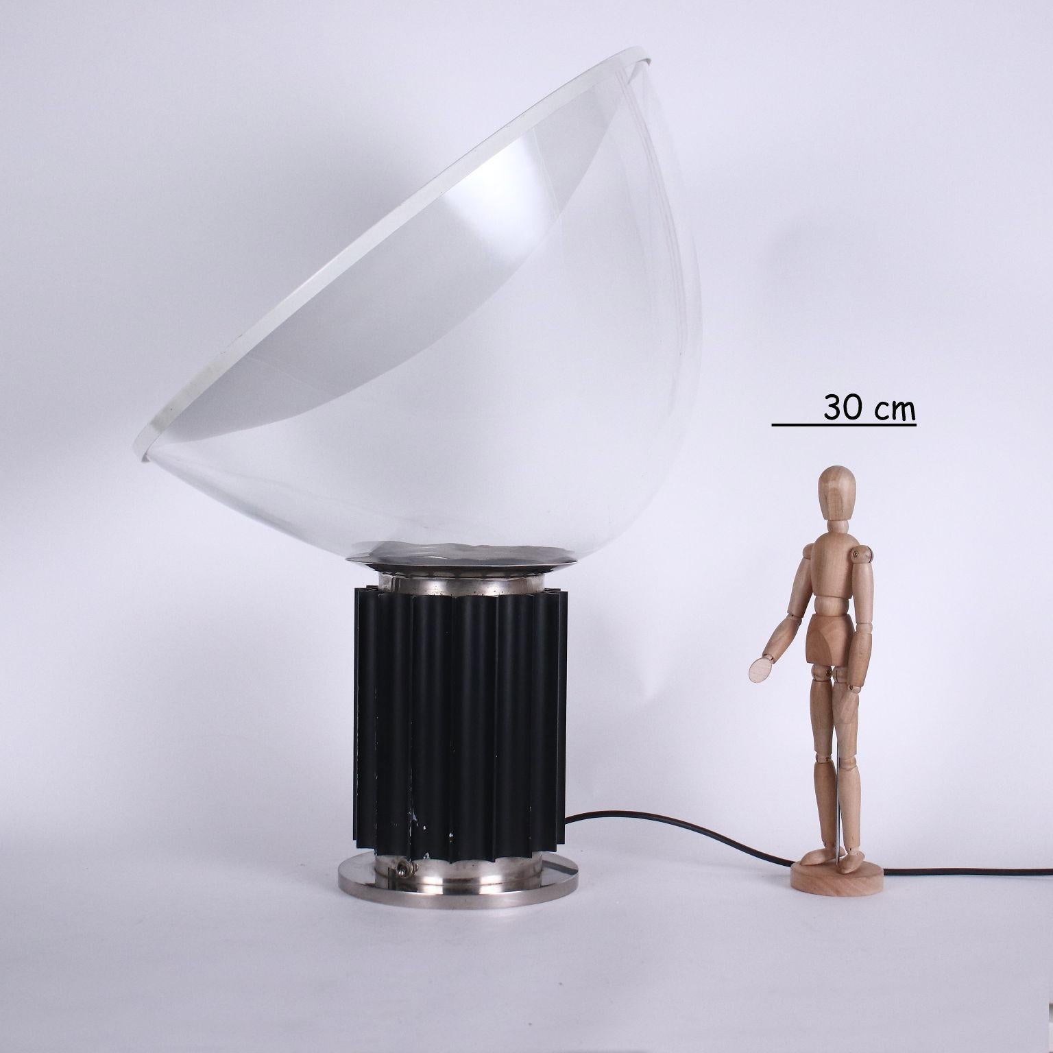 Table lamp with adjustable indirect light diffuser. Metal and aluminum base, glass and aluminum diffuser.