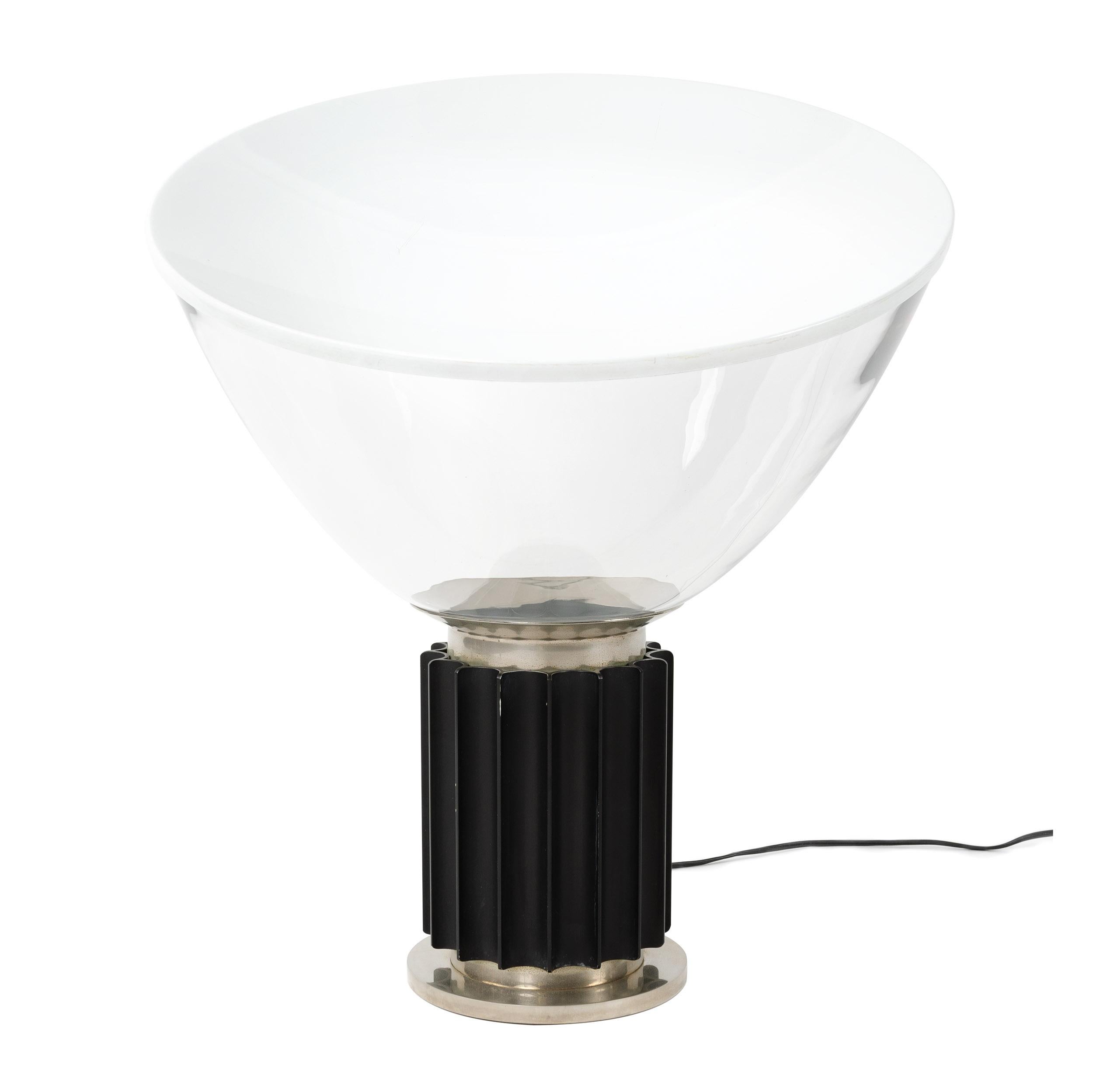 An Art Deco inspired table lamp in a timeless Mid-Century Modern shape. Designed by Achille and Pier Giacomo Castiglioni with a gearshift column and diffused concave, up-light in glass. Manufactured by Flos in the 1960s.