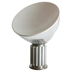 Tischleuchte "TACCIA" mit Fuß aus poliertem Stahl und grauem Aluminium, Glasdiffusor
