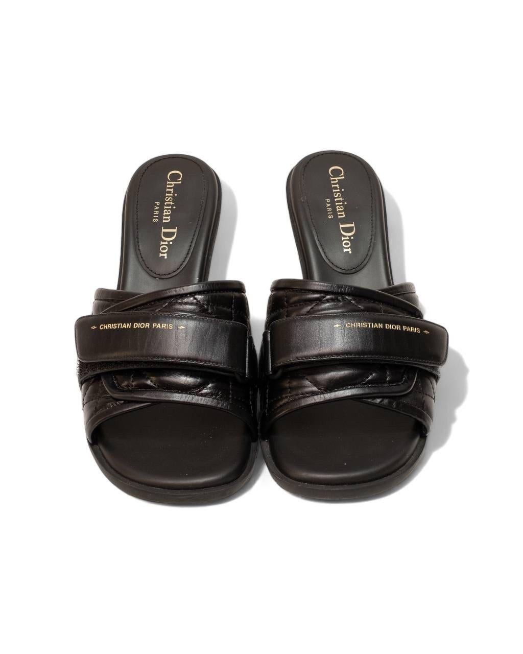 Sandalo firmato Dior, modello Mule (R)Evolution, realizzato in pelle cannage nero con hardware dorati. Caratterizzati da una fascia superiore dove è presente uno strappo con logo del brand. Munito di un tacco di 8,5 centimetri, misura 39 e mezzo.