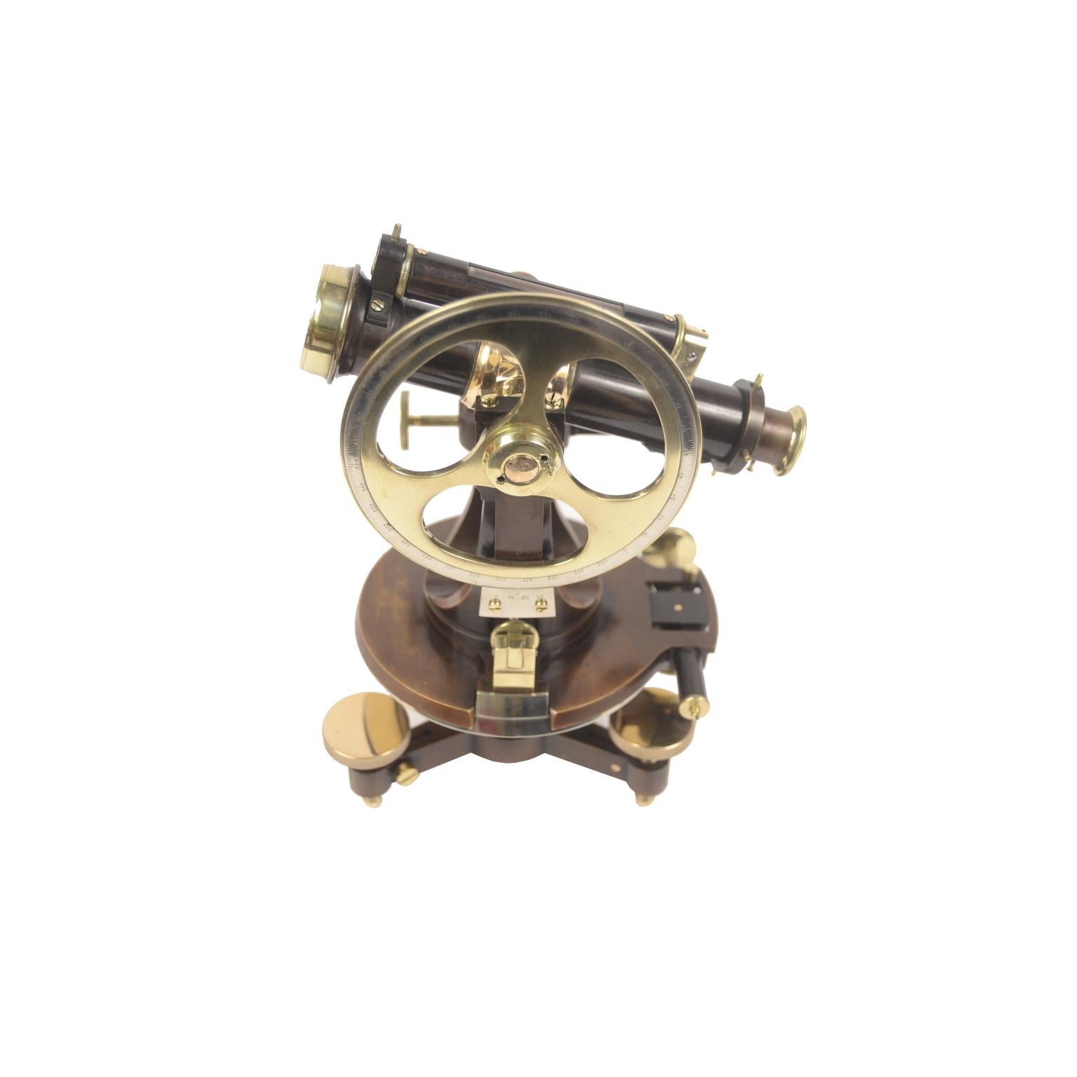 Small and rare tacheometer of burnished brass signed C. Merli Milano, made in the second half of the 19th century.
It is a scientific instrument used in terrestrial observations to measure horizontal and vertical angles. The instrument consists of a