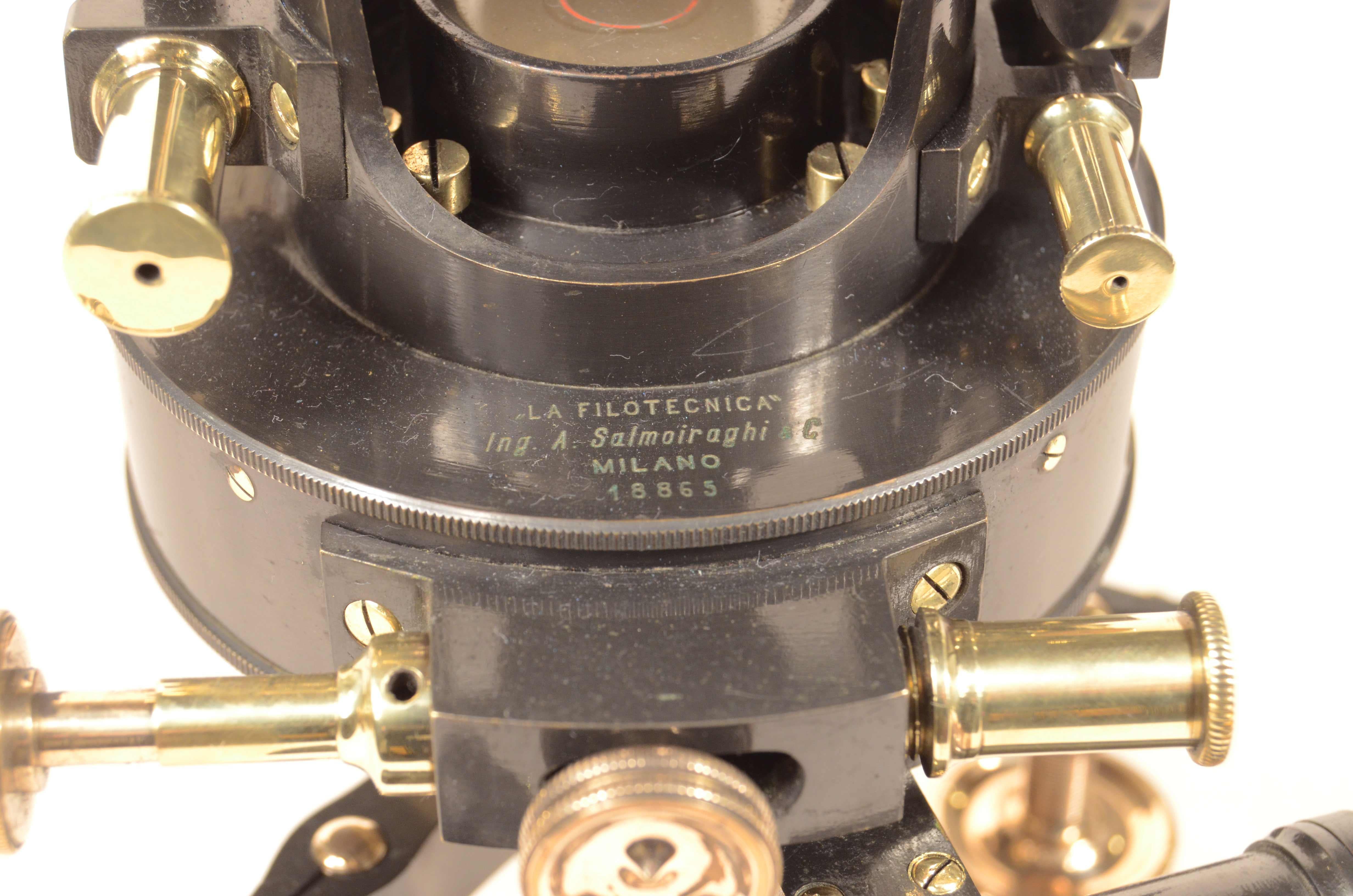 Tacheometro modèle Soldati de la fin du 19ème siècle signé La Filotecnica Ing. A Salmoiraghi Milan numéro de série 18865.
Instrument d'arpentage et de suivi de chantier, utilisé pour le calcul d'angles verticaux et horizontaux et pour l'évaluation
