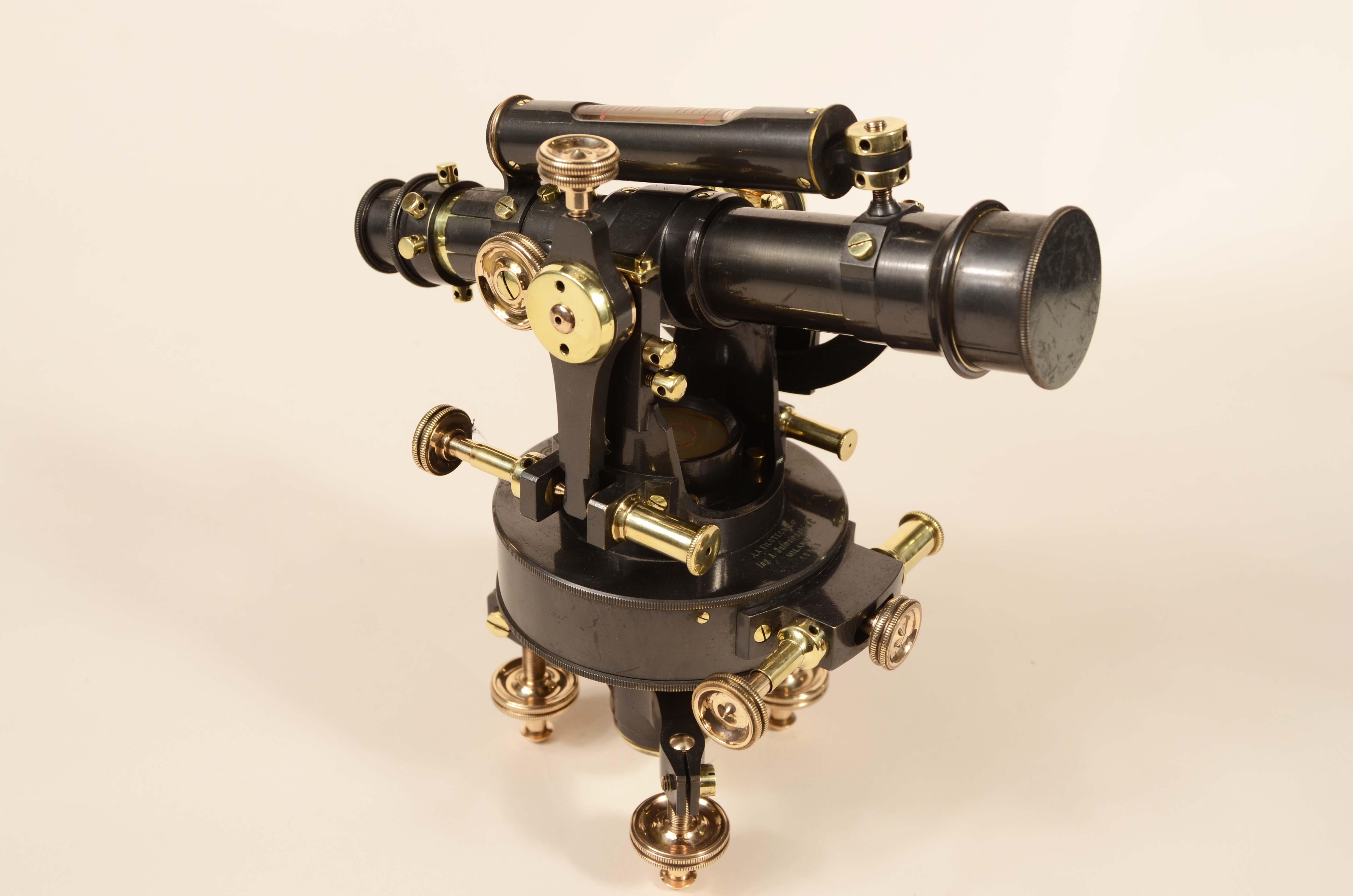 Laiton Tachéomètre modèle Soldati fin 19ème siècle signé La Filotecnica Milano en vente