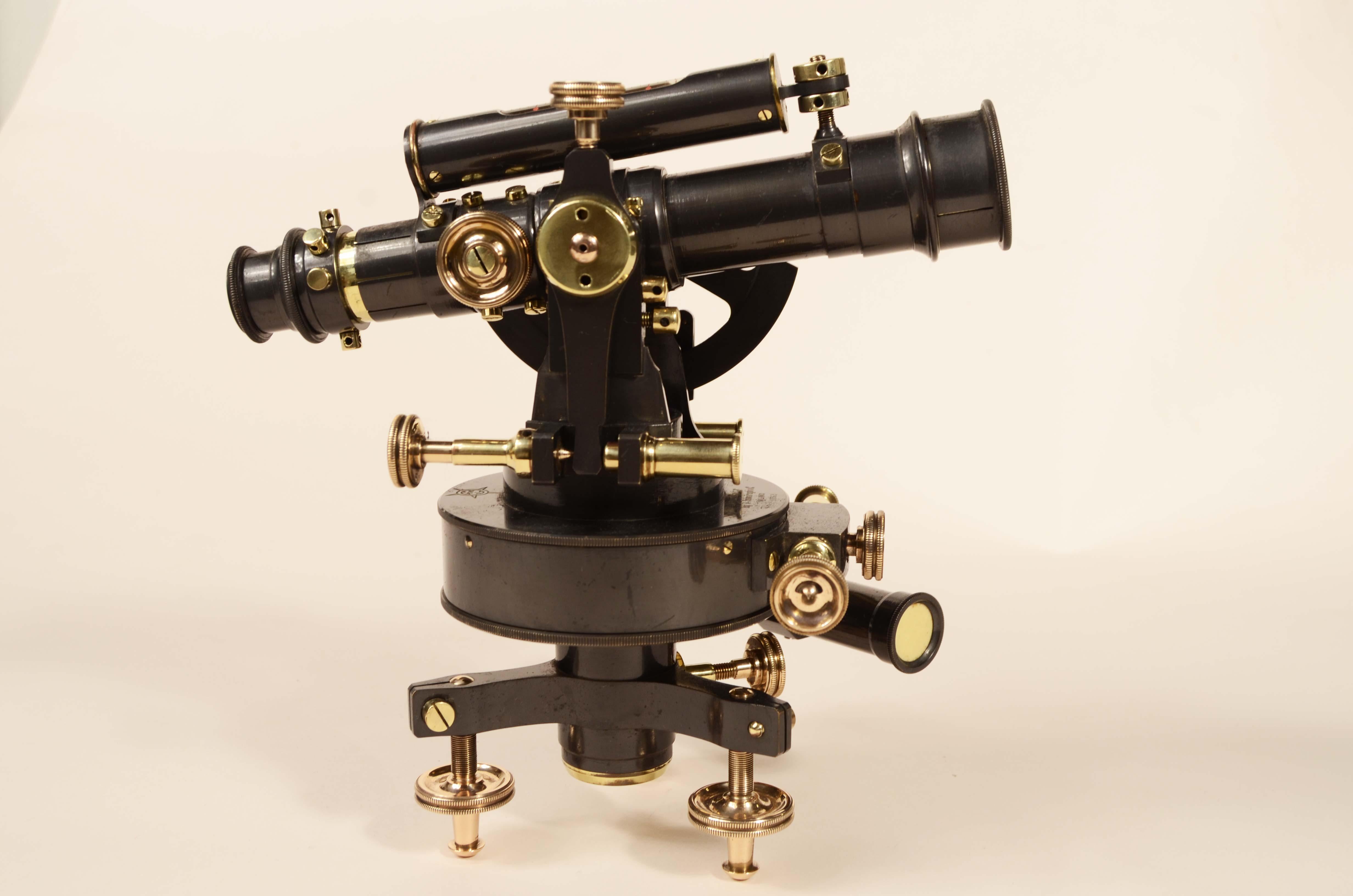 Tachéomètre modèle Soldati fin 19ème siècle signé La Filotecnica Milano en vente 2