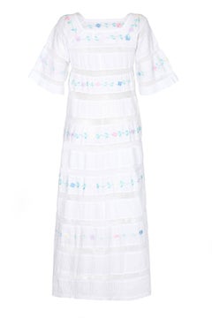 Tachi Castillo 1970er Jahre weiß besticktes mexikanisches Hochzeitskleid aus Baumwolle