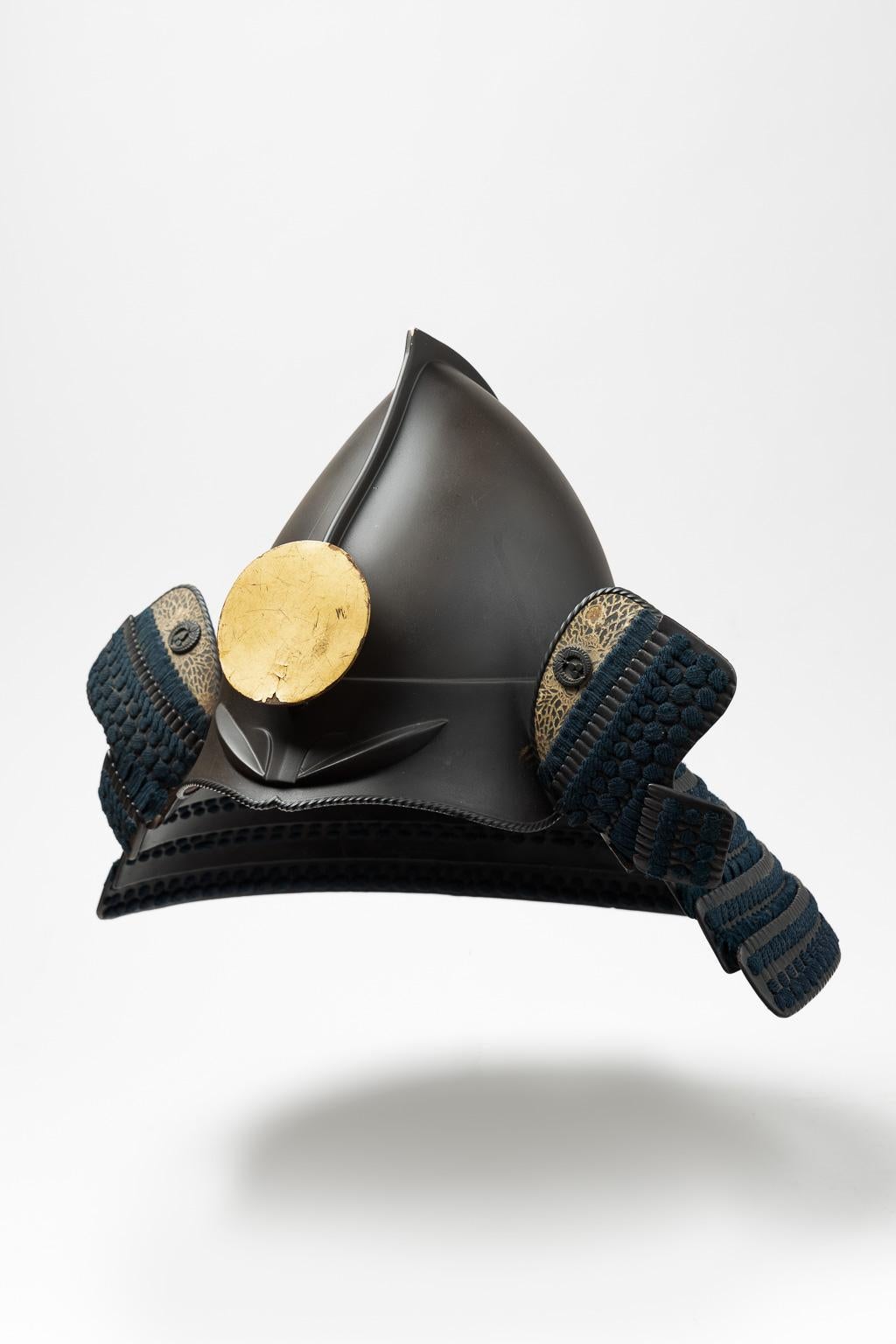 Tachi-do Tosei gusoku
Armure de samouraï avec casque de type momonari

 

Bien qu'il n'ait pas été possible d'identifier exactement la provenance de l'armure, l'analyse stylistique suggère un lien avec le clan Kuroda, dont l'armure présente de