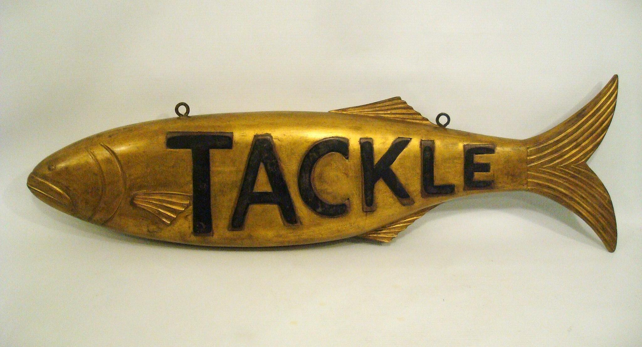 Arte popolare Insegna folkloristica in legno di Tackle Fish Store Teade. Caccia Pesca Cabine.  USA 1930 in vendita