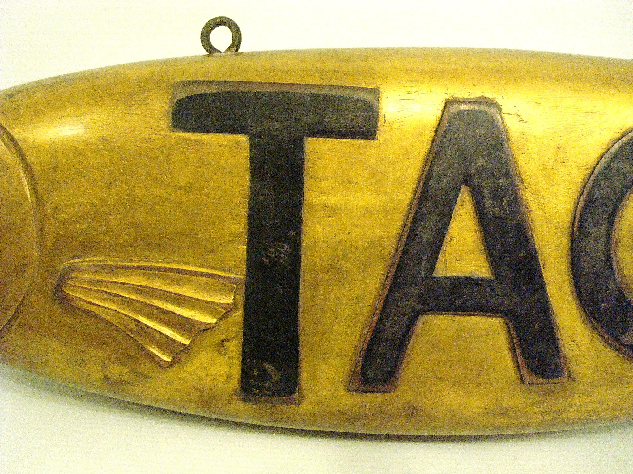 Dorato Insegna folkloristica in legno di Tackle Fish Store Teade. Caccia Pesca Cabine.  USA 1930 in vendita