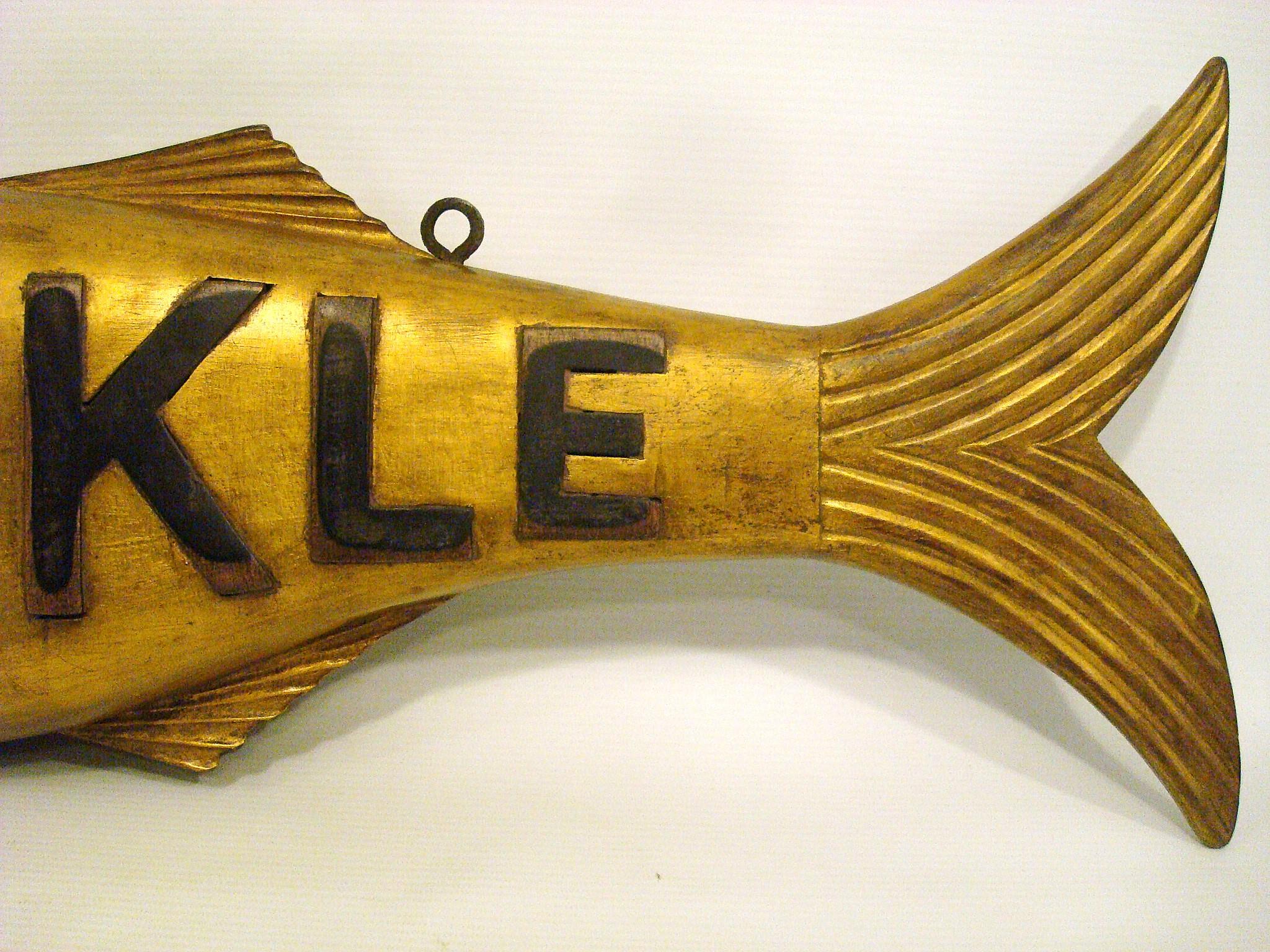 XX secolo Insegna folkloristica in legno di Tackle Fish Store Teade. Caccia Pesca Cabine.  USA 1930 in vendita