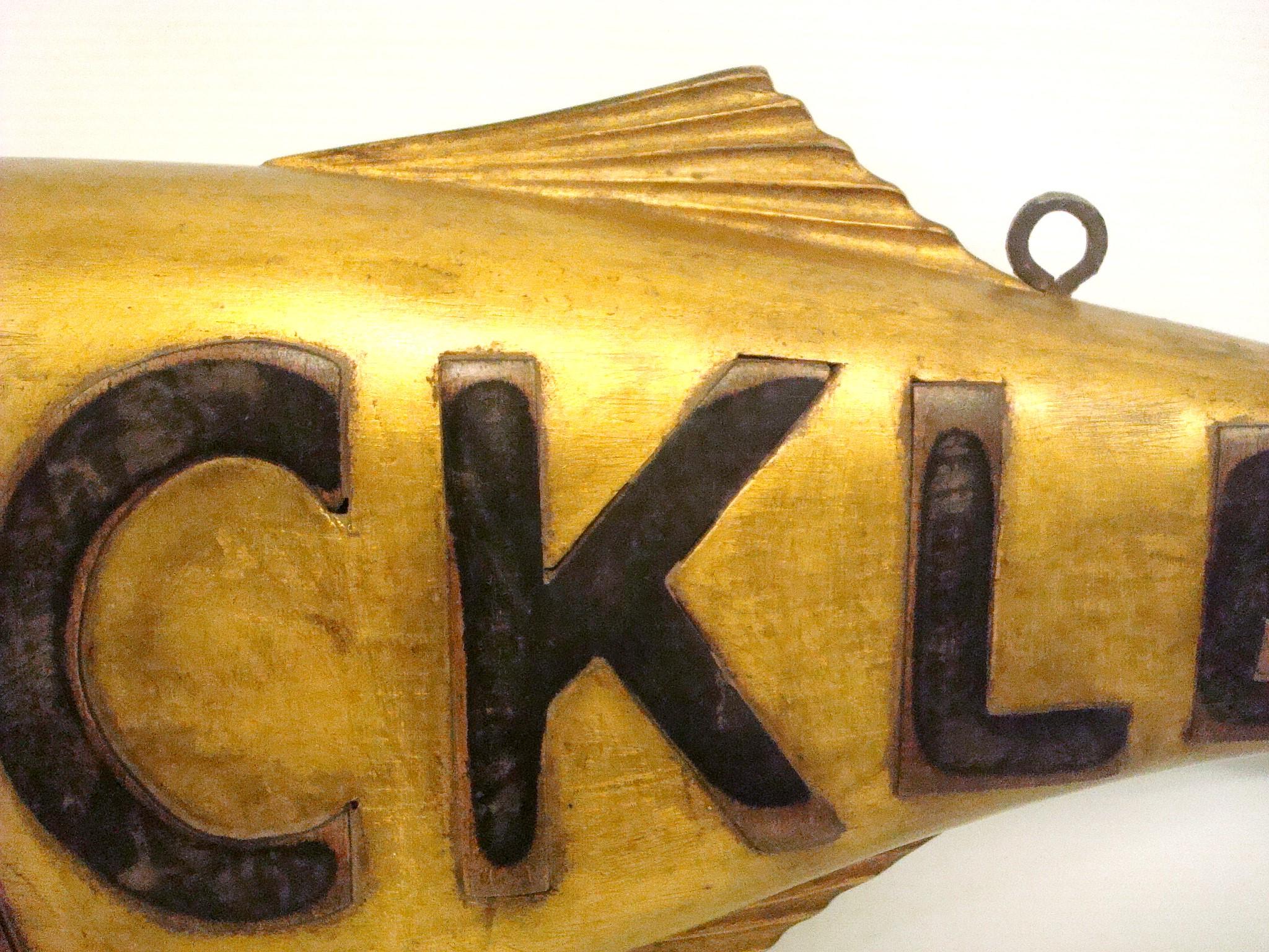 Legno Insegna folkloristica in legno di Tackle Fish Store Teade. Caccia Pesca Cabine.  USA 1930 in vendita