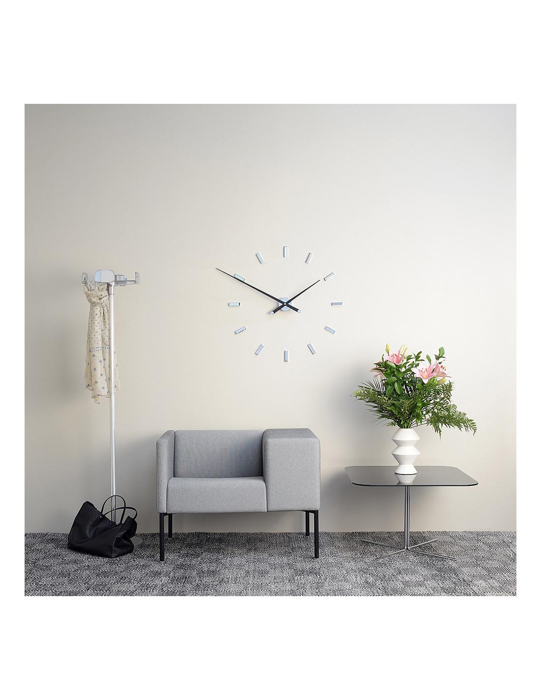 This clock is made of lacquered walnut wood and chromed steel in the case and the 12 time signals. Its hands come in three different presentations: red white or black. It is the type of clock that demonstrates elegance and accuracy symmetry and